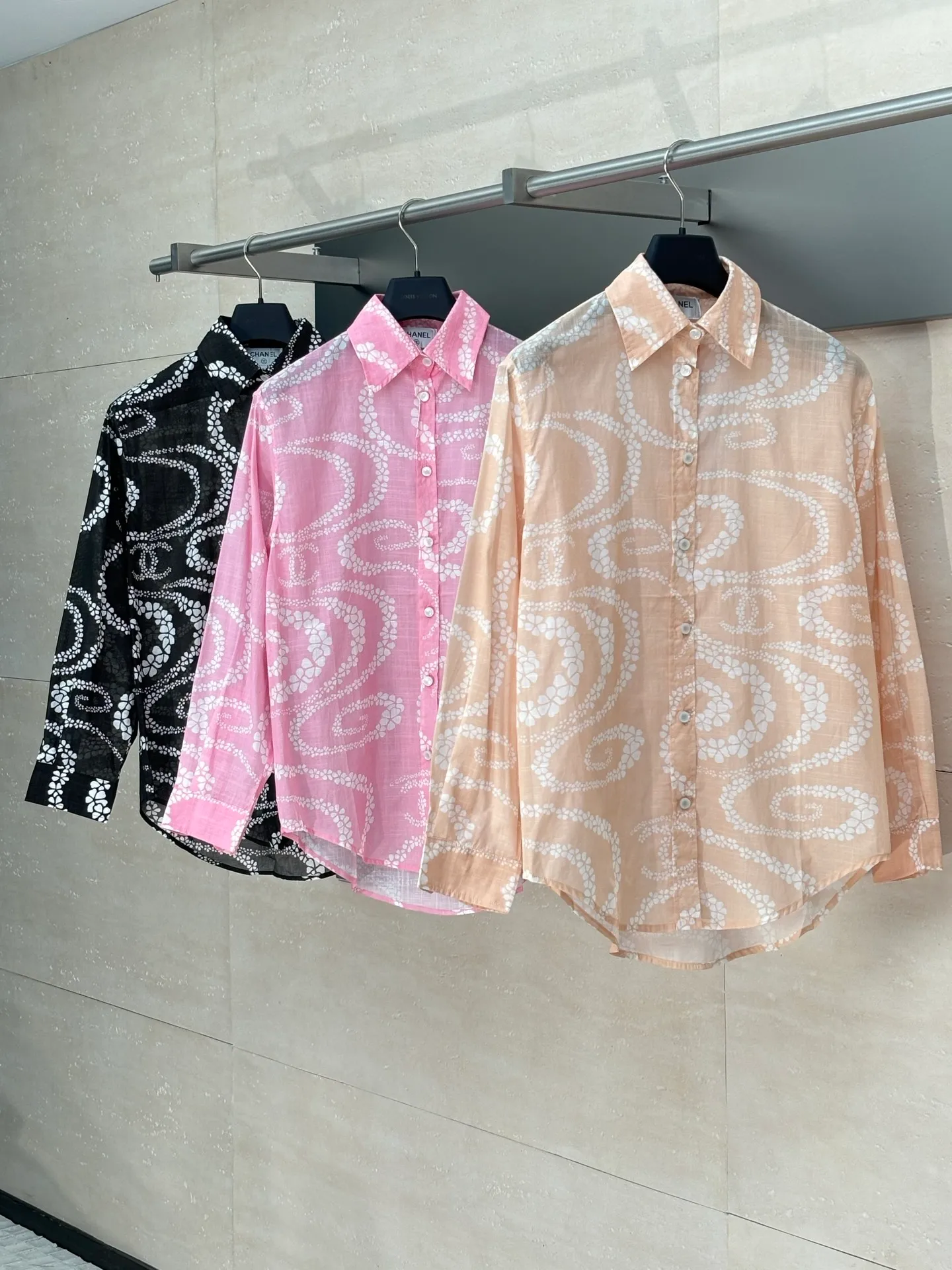 🅿️520 Chane*/Chanel Xiaoxiang 25coco beach resort series lapel shirt. Imported pure cotton fabric, textured and shiny, skin-nourishing and breathable. Lapel long-sleeved shirt, straight waist and loose fit. Tolerating the figure and adding free and easy handsomeness. The whole body is active and full of irregularly staggered camellia patterns. Interspersed with double C logos to highlight the brand style. Complex visual effects create a romantic and aesthetic style. Size: 36/38/40