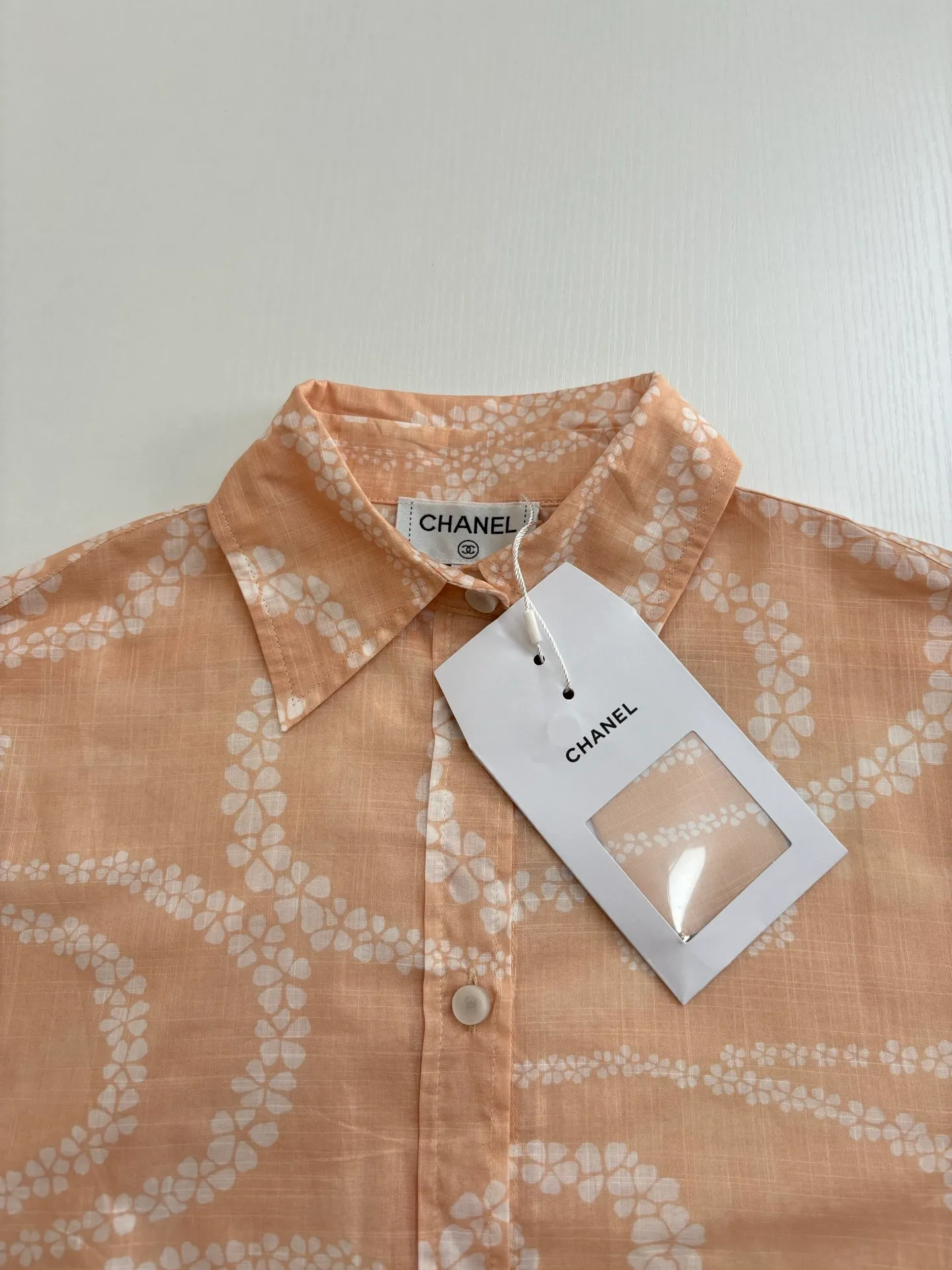 🅿️520 Chane*/Chanel Xiaoxiang 25coco beach resort series lapel shirt. Imported pure cotton fabric, textured and shiny, skin-nourishing and breathable. Lapel long-sleeved shirt, straight waist and loose fit. Tolerating the figure and adding free and easy handsomeness. The whole body is active and full of irregularly staggered camellia patterns. Interspersed with double C logos to highlight the brand style. Complex visual effects create a romantic and aesthetic style. Size: 36/38/40