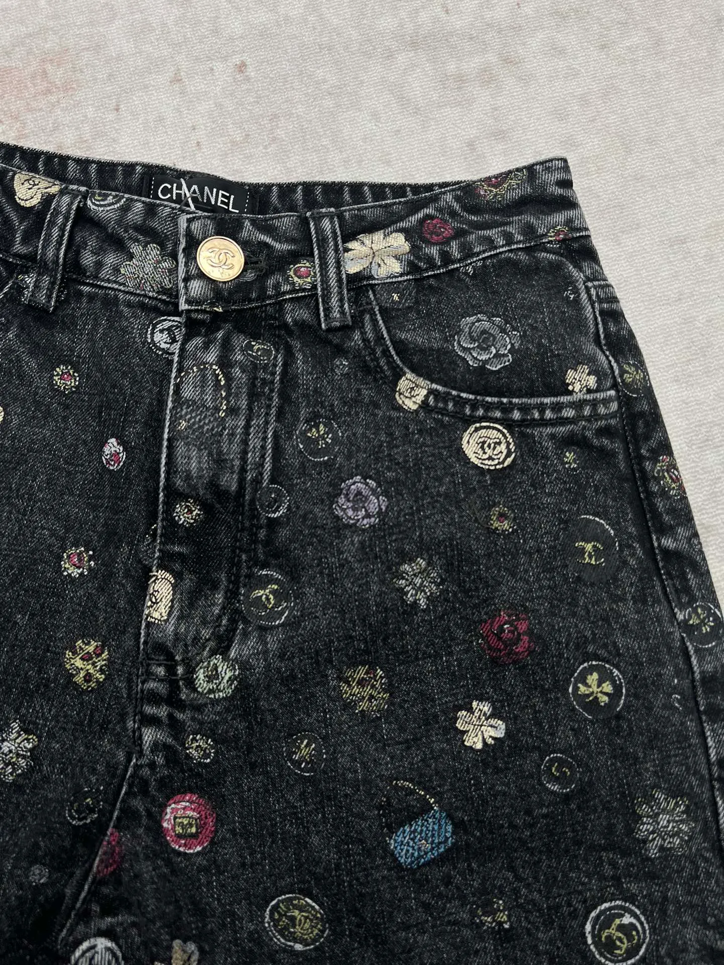 🅿️500 The new graffiti denim shorts from the Chanel 25ss Advanced Handicraft Series are based on classic denim fabrics and are covered with exquisite and small colorful patterns, which look like artistic brushstrokes, adding a smart and playful feel to tough denim. The high-waisted design fits the waistline, optimizes body proportions, shows elegance and casualness, and easily adapts to a variety of styles. It is an eye-catching item for creating a fashionable look. Size: S.M.L.