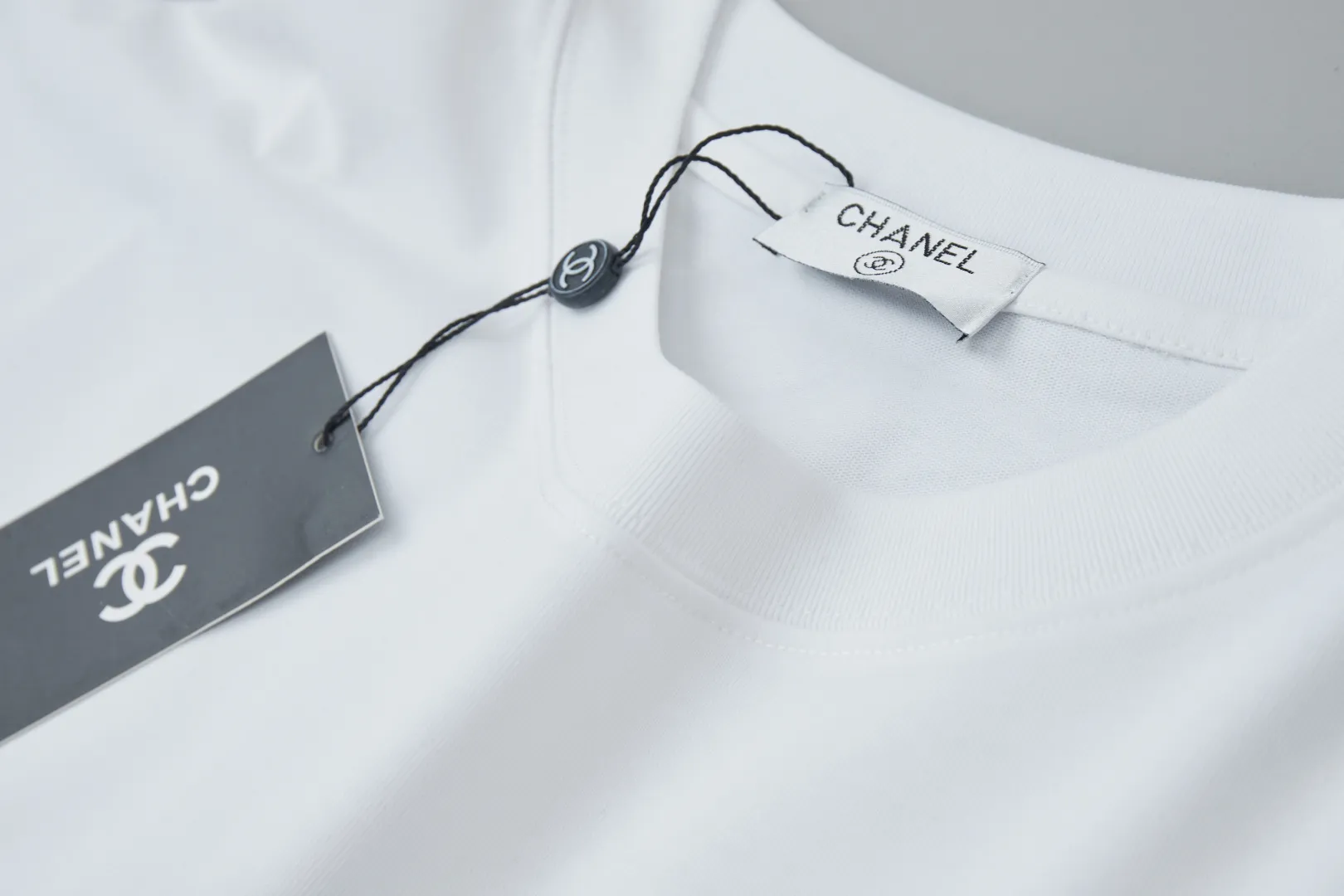 🅿️210 ✨CHA✨🆕25SS spring and summer new style, small fragrant beaded short sleeves, light luxury, essential item for daily commuting for men and women, correct version, welcome to compare, detailed features · 260g 100% pure cotton double yarn jersey fabric · Custom dyed in the same cylinder, special thickened 32 count double-strand 1X1 thread · Laser beaded embroidery + wow glue logo · Double-needle sewing and cross-seam technology · Original main mark, washed tag, brand moisture-proof paper packaging Color: White/Black/ Size: S/M/L/XL