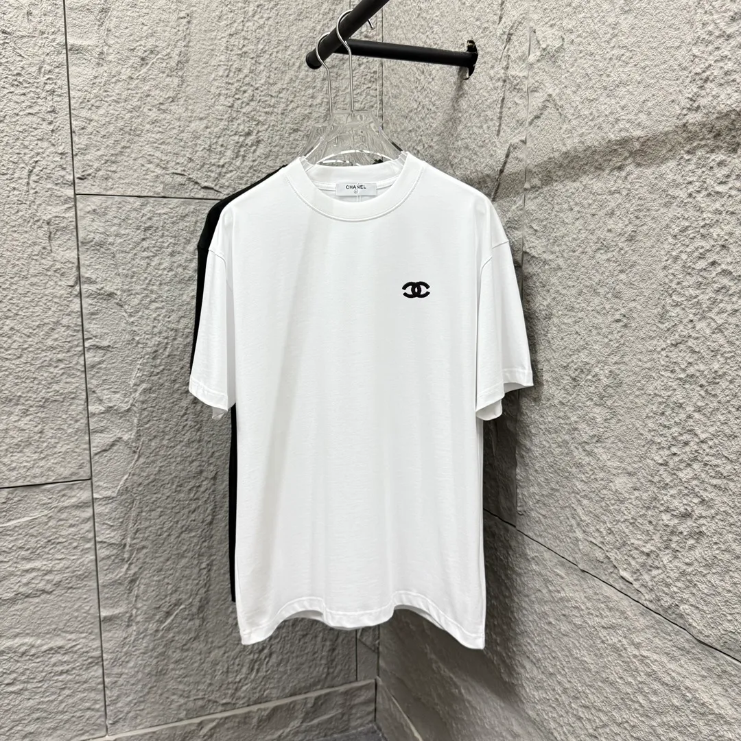 🅿️180 CHANE*Chanel*er 2025 spring and summer new style, classic letter small embroidery, customized double yarn plain cotton fabric, short-sleeved T-shirt, same style for men and women. Size: S (90-130 catties) M (120-150 catties) L (140-165 catties) XL (160-180 catties) XXL (180-210 catties) Color: black white
