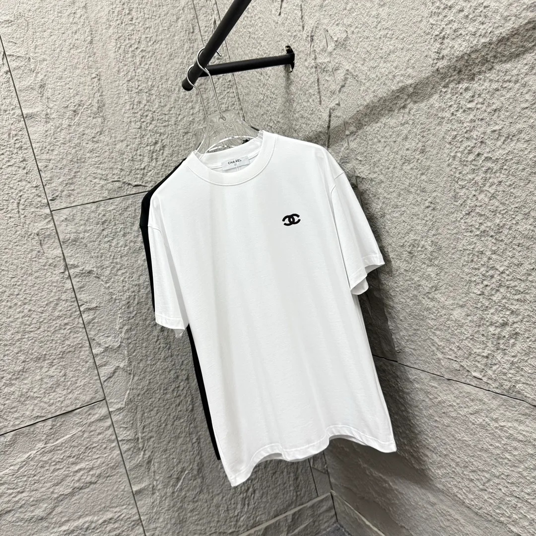 🅿️180 CHANE*Chanel*er 2025 spring and summer new style, classic letter small embroidery, customized double yarn plain cotton fabric, short-sleeved T-shirt, same style for men and women. Size: S (90-130 catties) M (120-150 catties) L (140-165 catties) XL (160-180 catties) XXL (180-210 catties) Color: black white