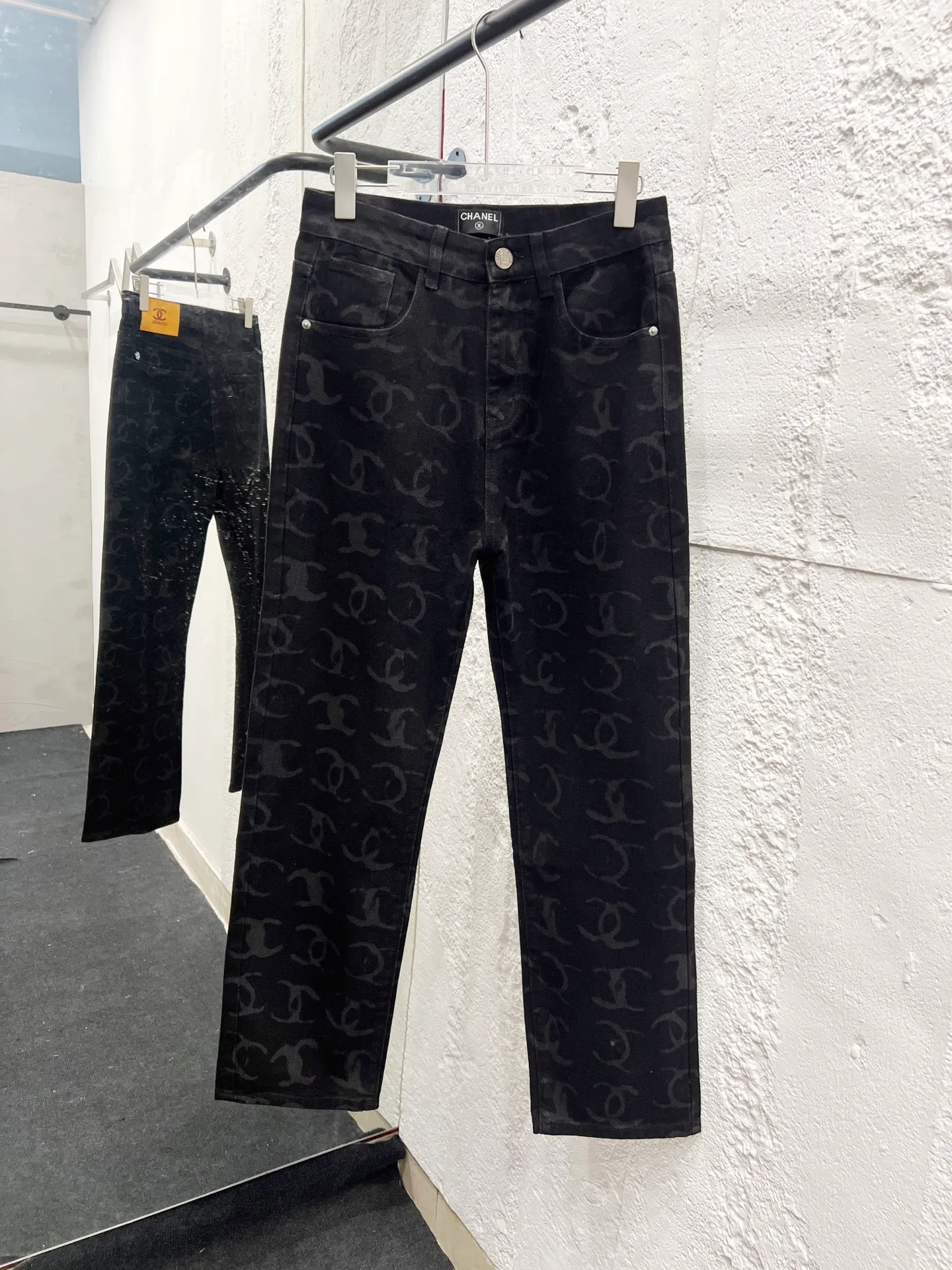 🅿️260 Style No.: 894 CHANEL & Chanel CH classic full-print logo jeans ⚠Original purchase and development process to produce a higher version. Made of washed denim fabric. Special washing process and tie-dyeing step. Washed many times to make the denim evenly distressed. The distressing process is flawless. The process is very cumbersome. Each paving material has the brand logo. Three labels are complete. Color: black Size: M L Xl XXL