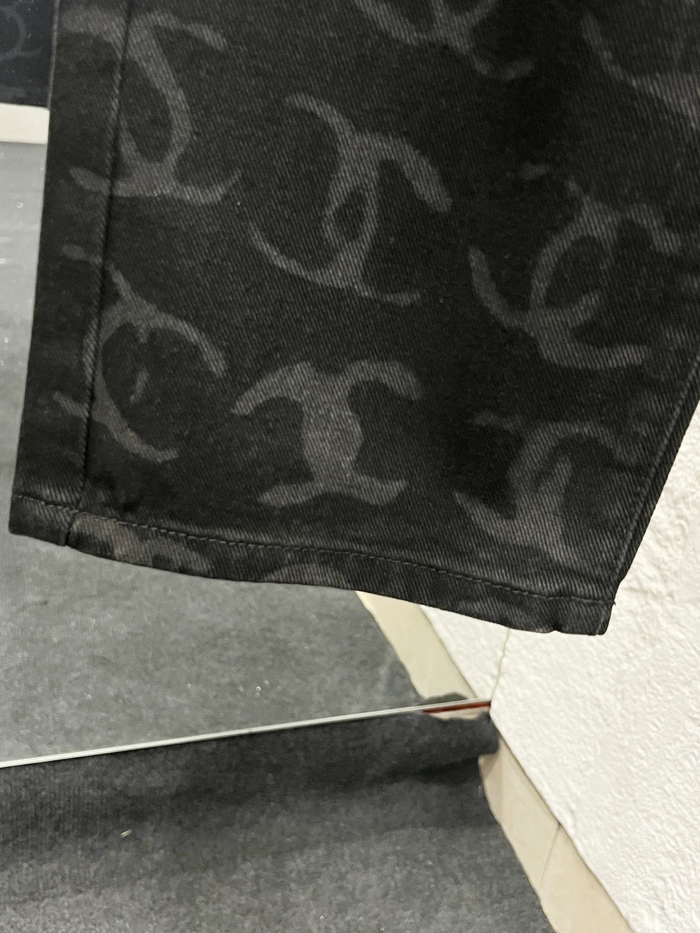 🅿️260 Style No.: 894 CHANEL & Chanel CH classic full-print logo jeans ⚠Original purchase and development process to produce a higher version. Made of washed denim fabric. Special washing process and tie-dyeing step. Washed many times to make the denim evenly distressed. The distressing process is flawless. The process is very cumbersome. Each paving material has the brand logo. Three labels are complete. Color: black Size: M L Xl XXL