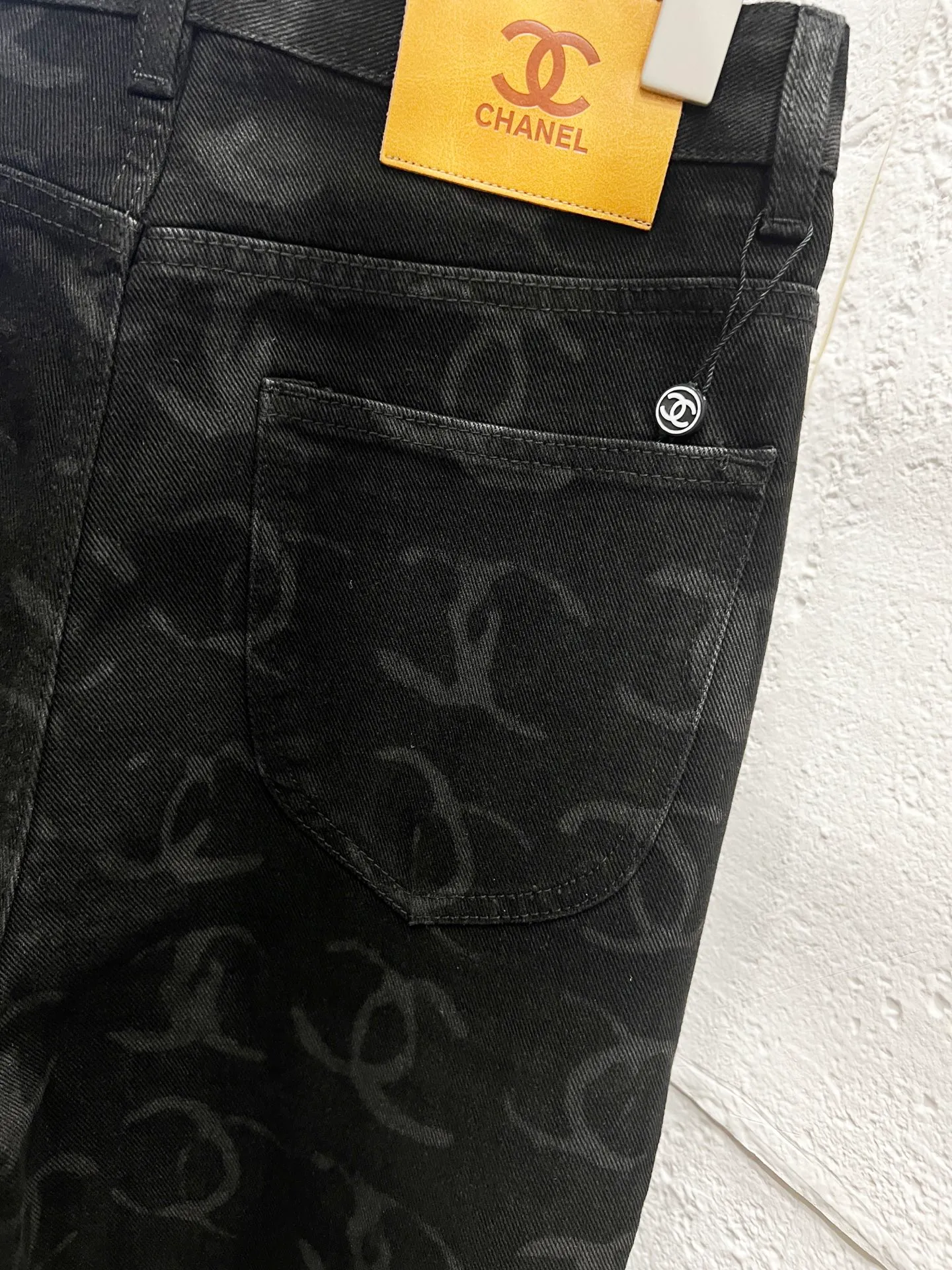 🅿️260 Style No.: 894 CHANEL & Chanel CH classic full-print logo jeans ⚠Original purchase and development process to produce a higher version. Made of washed denim fabric. Special washing process and tie-dyeing step. Washed many times to make the denim evenly distressed. The distressing process is flawless. The process is very cumbersome. Each paving material has the brand logo. Three labels are complete. Color: black Size: M L Xl XXL