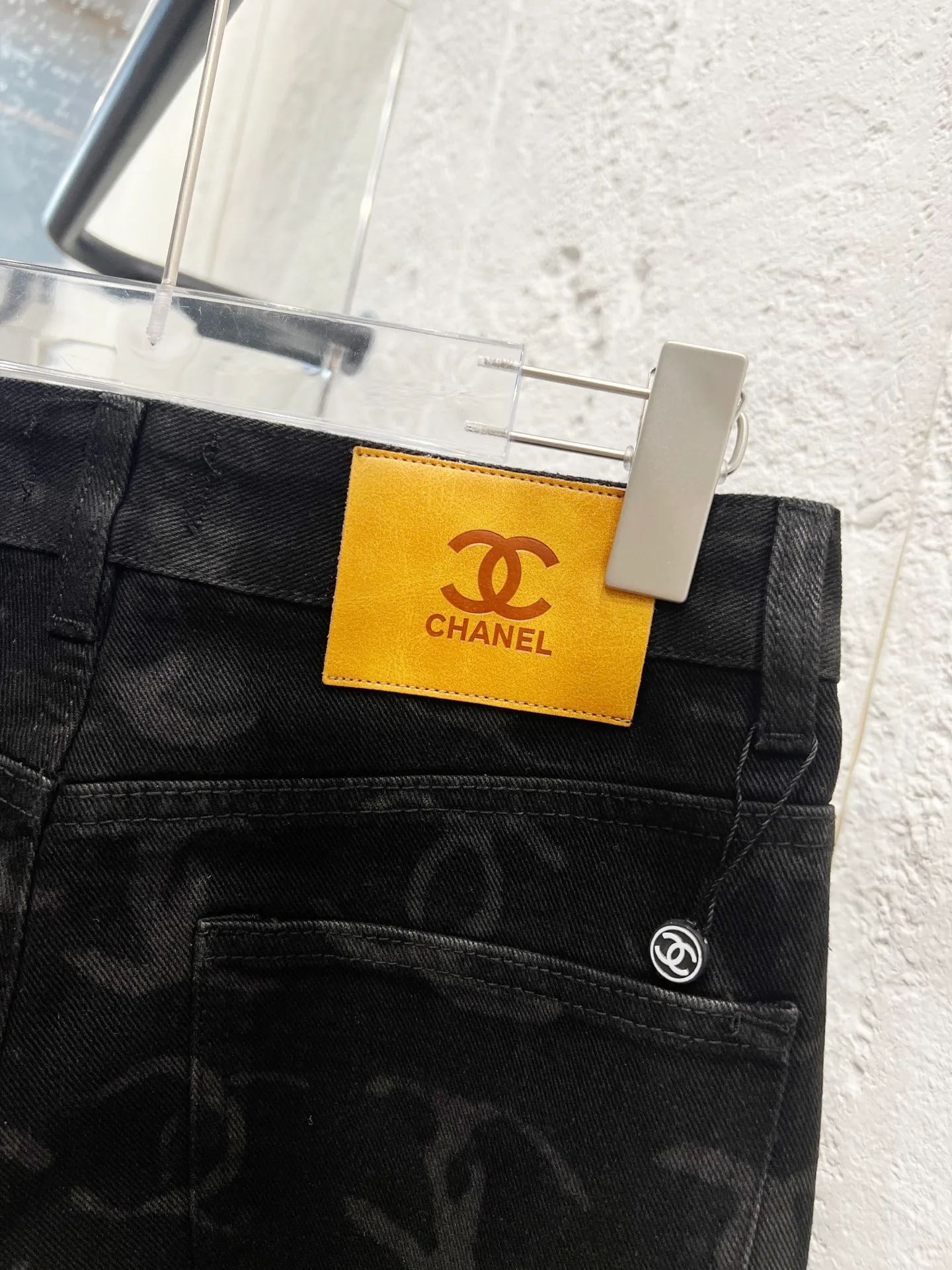 🅿️260 Style No.: 894 CHANEL & Chanel CH classic full-print logo jeans ⚠Original purchase and development process to produce a higher version. Made of washed denim fabric. Special washing process and tie-dyeing step. Washed many times to make the denim evenly distressed. The distressing process is flawless. The process is very cumbersome. Each paving material has the brand logo. Three labels are complete. Color: black Size: M L Xl XXL
