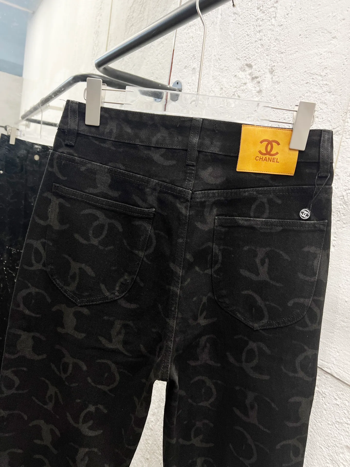 🅿️260 Style No.: 894 CHANEL & Chanel CH classic full-print logo jeans ⚠Original purchase and development process to produce a higher version. Made of washed denim fabric. Special washing process and tie-dyeing step. Washed many times to make the denim evenly distressed. The distressing process is flawless. The process is very cumbersome. Each paving material has the brand logo. Three labels are complete. Color: black Size: M L Xl XXL