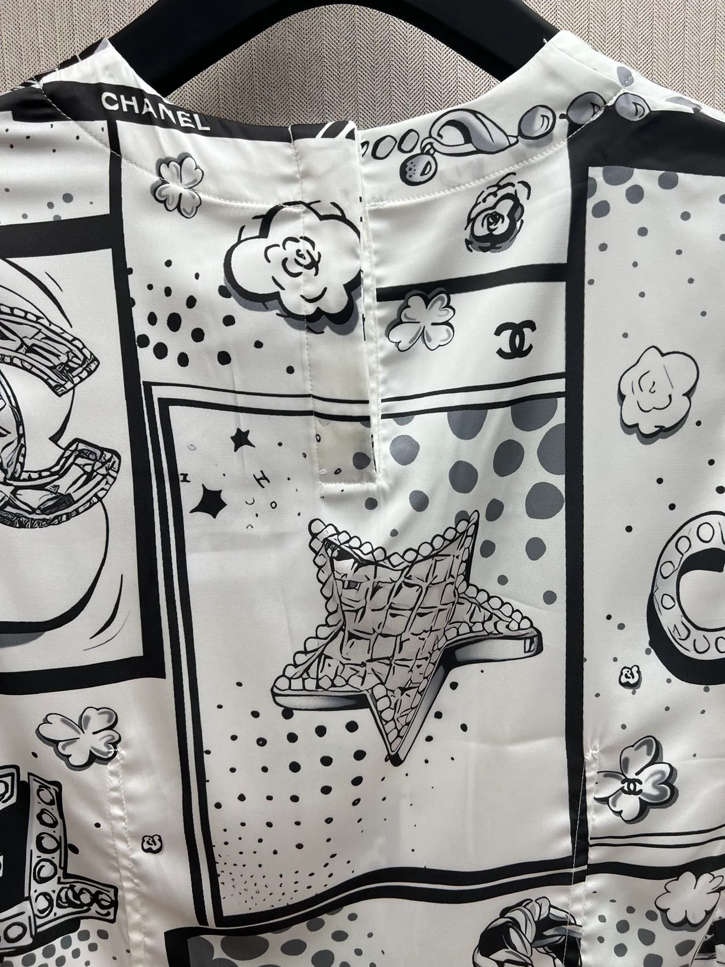 🅿️330 Chanel 25ss new silk comic T-shirt top, women's high version code number: S.M.L.