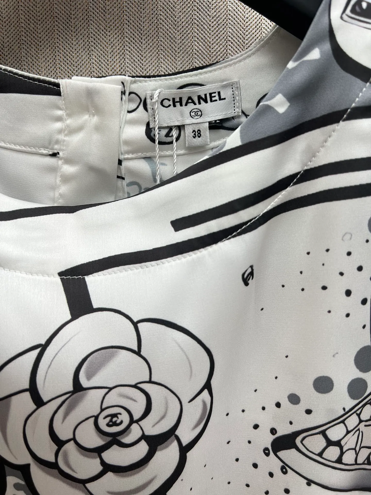 🅿️330 Chanel 25ss new silk comic T-shirt top, women's high version code number: S.M.L.