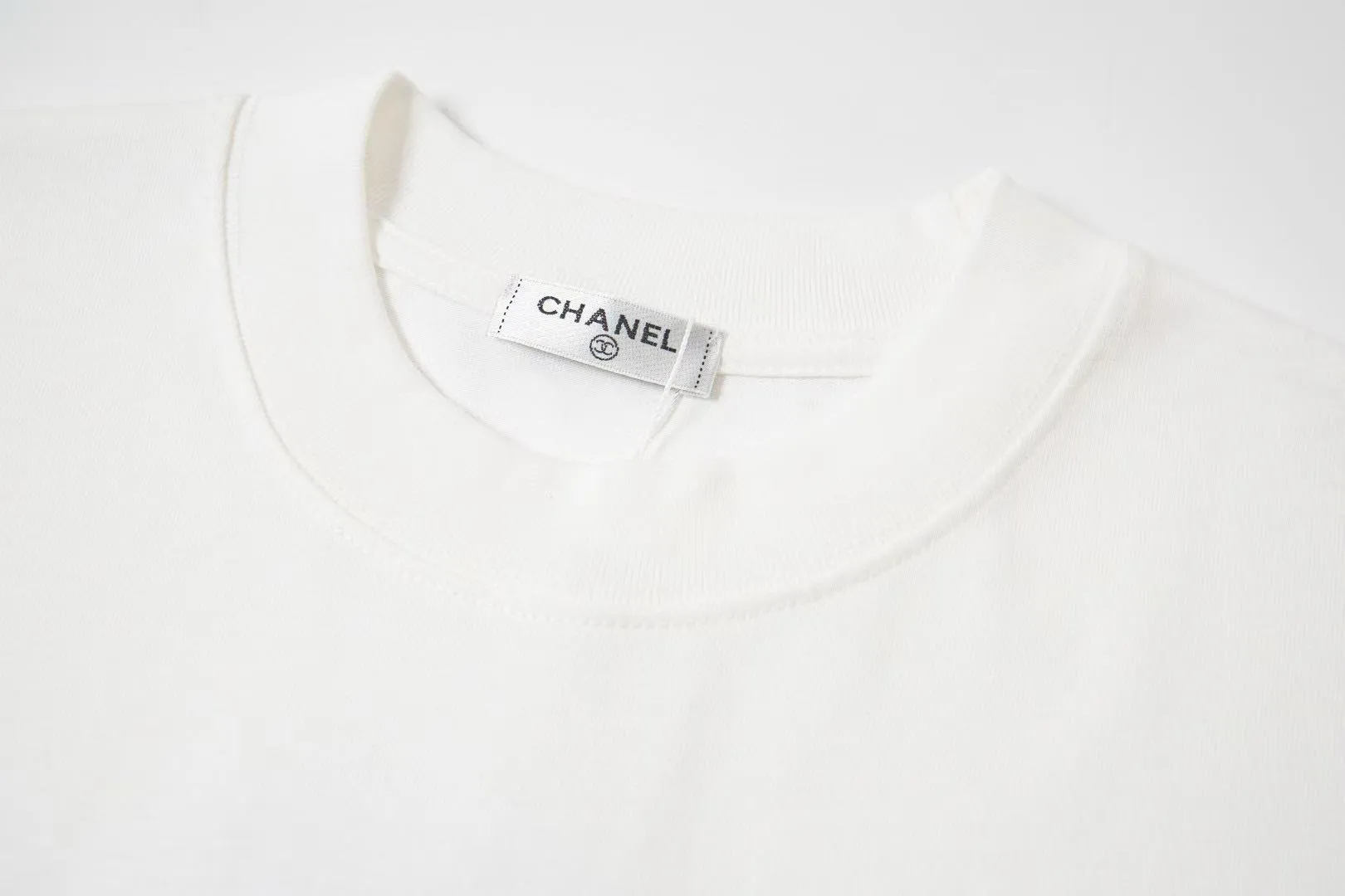 🅿️170 CHanel/Chanel 25ss logo couple style short-sleeved T-shirt. The fabric is 260g double sand pure cotton. It feels very comfortable, fashionable and personalized. It is a super versatile and good-looking T-shirt. It is very suitable for both men and women. It is a must-have for everyone. Packaging, tag, collar label, washed wheat, complete 👍 Color: black, white Size: XS-L