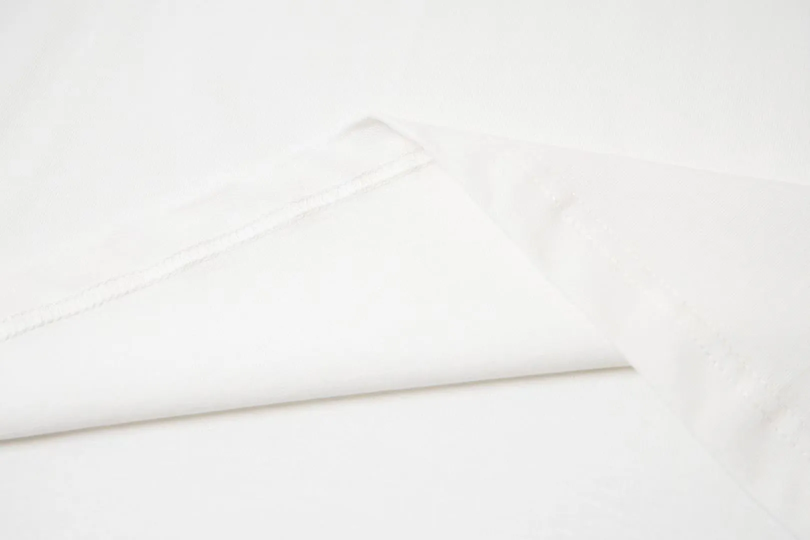🅿️170 CHanel/Chanel 25ss logo couple style short-sleeved T-shirt. The fabric is 260g double sand pure cotton. It feels very comfortable, fashionable and personalized. It is a super versatile and good-looking T-shirt. It is very suitable for both men and women. It is a must-have for everyone. Packaging, tag, collar label, washed wheat, complete 👍 Color: black, white Size: XS-L