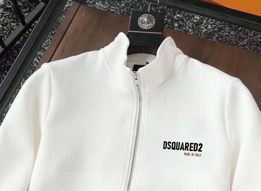 P400 [DSQ2 Second Power] (Fat Man Gospel) hot-selling suit is coming. Focus on the original version of the official website. 2025 new hot-selling cardigan and sweatshirt suit. The original order is the best product🇭🇰. It is the meticulous work of top designers. It has a fitting and perfect upper body effect. All-natural high-quality Roman cotton 100%, close-fitting comfort, noble and elegant! Original hardware embodies elegance and nobility! Counter size: M-5XL (maximum wear up to 220 pounds)