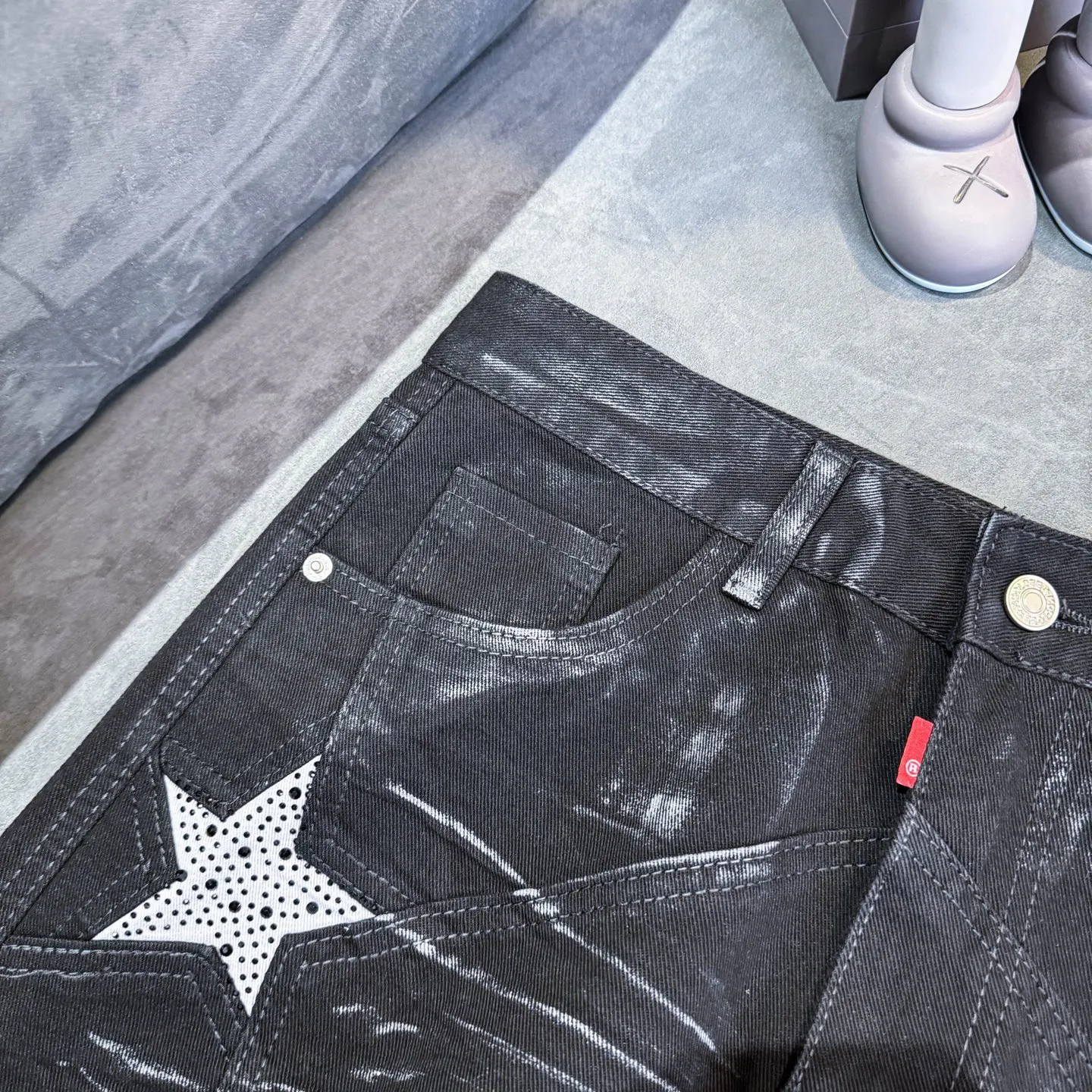 P240 DSQUARED 2 SS25 Nicholas Tse's same five-pointed star rhinestone wash mid-rise straight jeans for men and women. Top ceiling quality. Styles with different wash textures, very friendly to people with thin legs and thick legs. The straight and slim version is very flattering to the leg shape. Moderate length that never goes out of style, easy to match with casually, basic styling for various styles, a must-have in the wardrobe! The fabric is stiff but also makes the upper body soft without losing texture. The washing process is even more perfect. It is a must-have item for everyone! ! ! Washed wheat, hang tag, pants label, three labels complete Color: black Size: 28-36