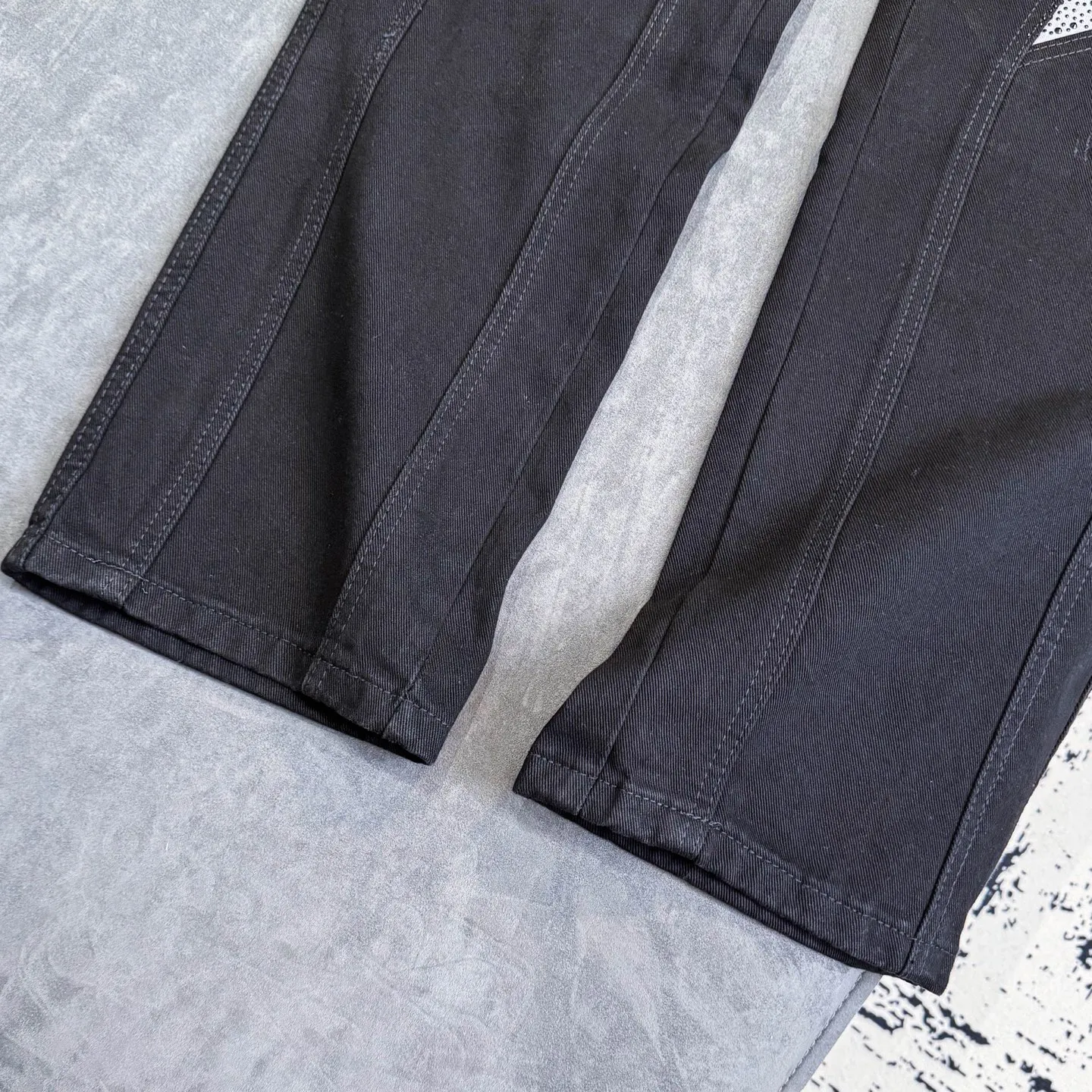 P240 DSQUARED 2 SS25 Nicholas Tse's same five-pointed star rhinestone wash mid-rise straight jeans for men and women. Top ceiling quality. Styles with different wash textures, very friendly to people with thin legs and thick legs. The straight and slim version is very flattering to the leg shape. Moderate length that never goes out of style, easy to match with casually, basic styling for various styles, a must-have in the wardrobe! The fabric is stiff but also makes the upper body soft without losing texture. The washing process is even more perfect. It is a must-have item for everyone! ! ! Washed wheat, hang tag, pants label, three labels complete Color: black Size: 28-36
