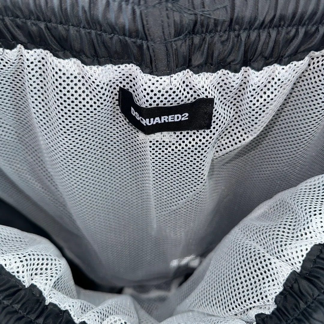P180, DSQ, 2024 new summer wear, synchronized with the official website. The style is simple but not simple, super stylish. The mesh beach shorts use imported 100% fiber super-heavy hand printing technology, especially the logo decorative design. They are very fashionable. I have to praise their grasp of details. The colors are fashionable and super versatile. You can wear them to walk in every city and every occasion. It is relaxed and fashionable enough! 🍻 Size: M~3X (loose style) Please state your height and weight when placing an order