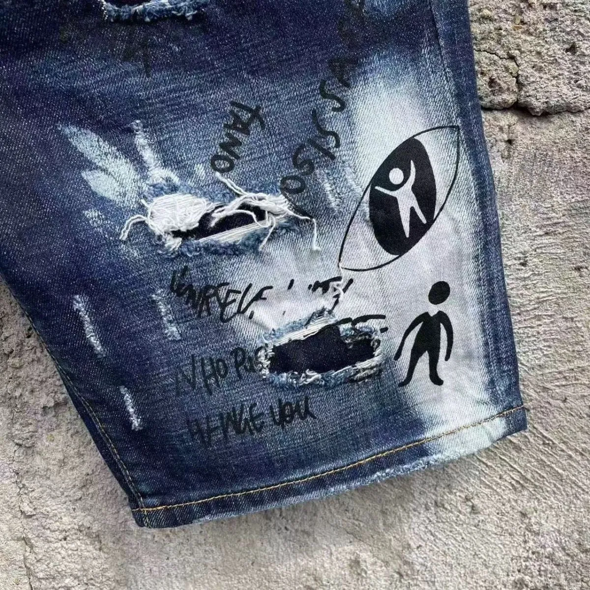 P160 D2 villain jeans with elastic personalized patches, slim fit, small feet, beggar pants, top-quality materials, super-soft high-cotton washed denim fabric, each piece of washed denim fabric costs up to three times the conventional process. The touch is extremely delicate and the texture is very good. The whole body is simple and elegant. The back pocket of the trousers adopts high-end direct-injection technology. It is extremely exquisite. Full score for details. Size: M-XXL