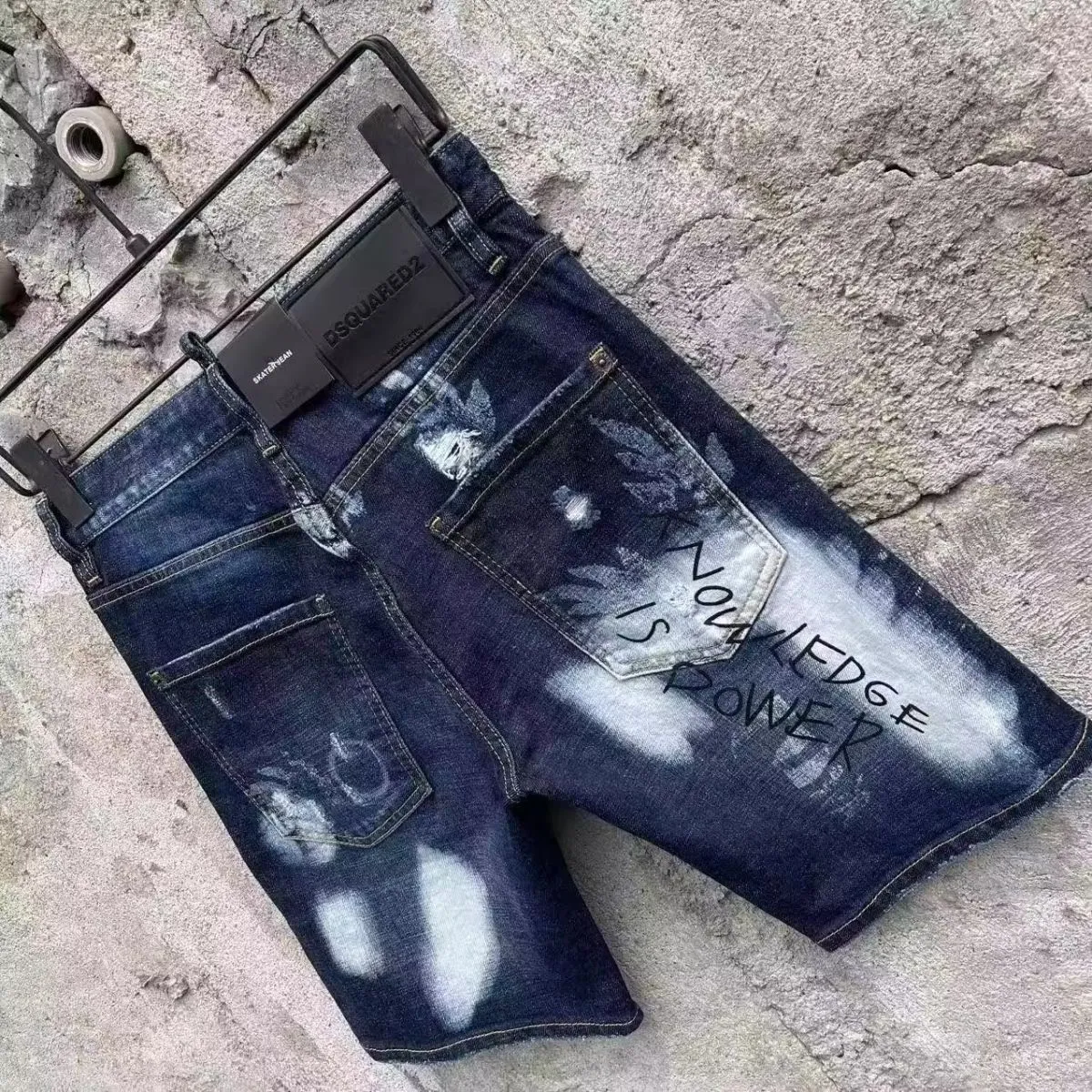 P160 D2 villain jeans with elastic personalized patches, slim fit, small feet, beggar pants, top-quality materials, super-soft high-cotton washed denim fabric, each piece of washed denim fabric costs up to three times the conventional process. The touch is extremely delicate and the texture is very good. The whole body is simple and elegant. The back pocket of the trousers adopts high-end direct-injection technology. It is extremely exquisite. Full score for details. Size: M-XXL