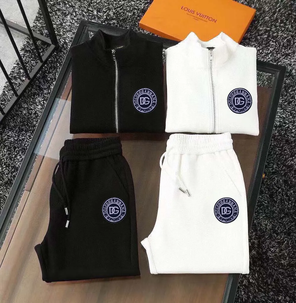 P400 💰 [D&G Dolce & Gabbana] (Gospel for Fatty) hot-selling suit is coming. Focus on the original version of the official website. 2025 new hot-selling cardigan and sweatshirt suit. The original order is the best. 🇭🇰The meticulous work of top designers. It has a fitting and perfect upper body effect. 100% natural high-quality Roman cotton, close-fitting comfort, noble and elegant! Original hardware embodies elegance and nobility! Counter size: M-5XL (maximum wear up to 220 pounds)