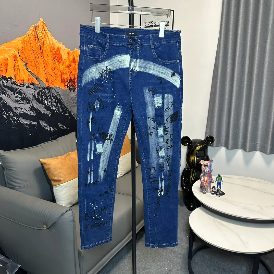P210 DSQ2 & DSQUARED2 quadratic 24ss printed jeans - The upper body is perfect. The details are self-explanatory. It is very comfortable to wear. It is low-key yet luxurious. It looks very classy. The trousers style and cut are truly top-notch jeans. The quality is outstanding. After heavy washing, the trousers are very soft. The straight-leg version is not picky. Many Internet celebrities have the same style. The upper body is absolutely stylish~ Size: 30-36