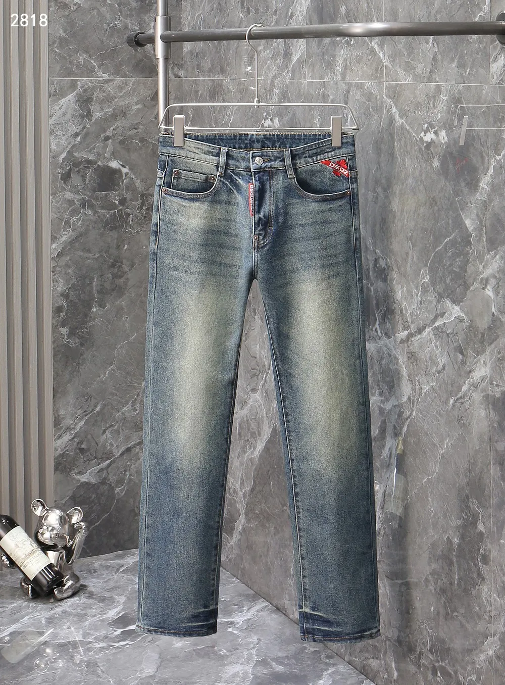 P240 Second Power 2025 Autumn and Winter European Counter New Style Super A Purchasing Level Overseas Trading Company Order Source, Top Original High-end Men's Customized Fashion Slim Small Straight Jeans 2818 Color: Heavy craftsmanship, fried sand and water, picture color Size: 29-40 Fabric: Denim washed jeans! Luxurious experience. Customer-supplied trade channel. The simple and charming classic trousers are made of customer-supplied denim. The texture is thick, comfortable and breathable. The cutting of high-quality craftsmanship is top-notch, and the overall design is very exquisite. The cuffing design on the inside and outside is perfect, and the use of poly-strand mechanical needle edge banding technology highlights the brand's luxurious inner charm. The brand logo is full and thick, and the chiseled buttons are thick and rigorous, bringing a new fashion taste to this ordinary trousers!  Excipients: Complete with three standards