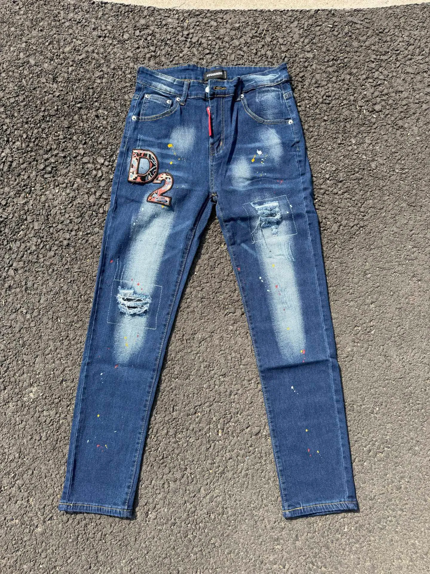 P186 D2 new embroidered men's ripped trendy jeans stretch personalized patches slim feet beggar pants top material super soft high cotton washed denim fabric each piece of washing cost up to three times the conventional process extremely delicate touch very good texture simple and atmospheric design of the whole body The back pocket of the pants adopts high-end direct injection technology extremely exquisite details perfect Color: picture color Size: 30-22-34-36 (corresponding to M-L-XL-XXL)