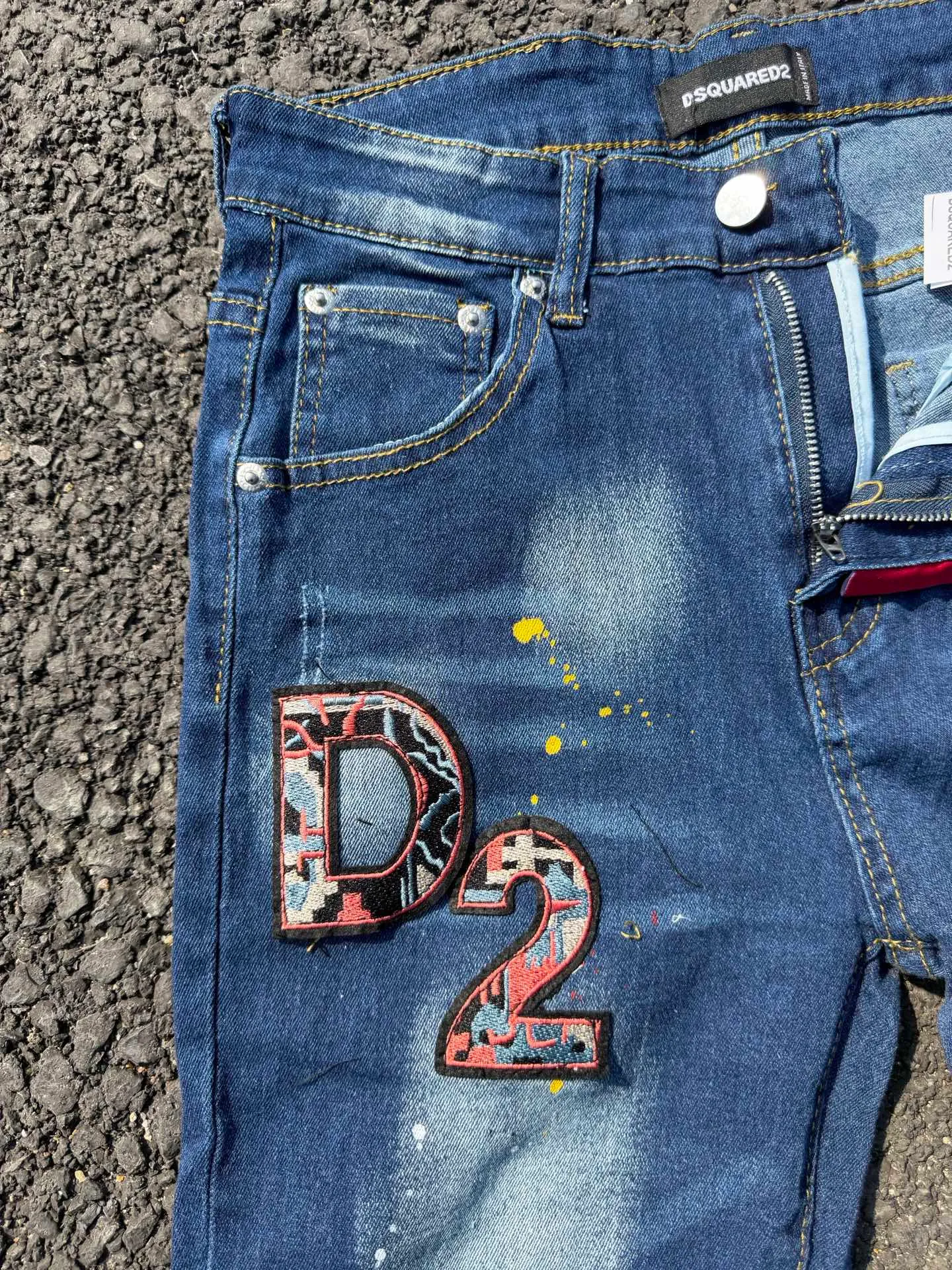 P186 D2 new embroidered men's ripped trendy jeans stretch personalized patches slim feet beggar pants top material super soft high cotton washed denim fabric each piece of washing cost up to three times the conventional process extremely delicate touch very good texture simple and atmospheric design of the whole body The back pocket of the pants adopts high-end direct injection technology extremely exquisite details perfect Color: picture color Size: 30-22-34-36 (corresponding to M-L-XL-XXL)