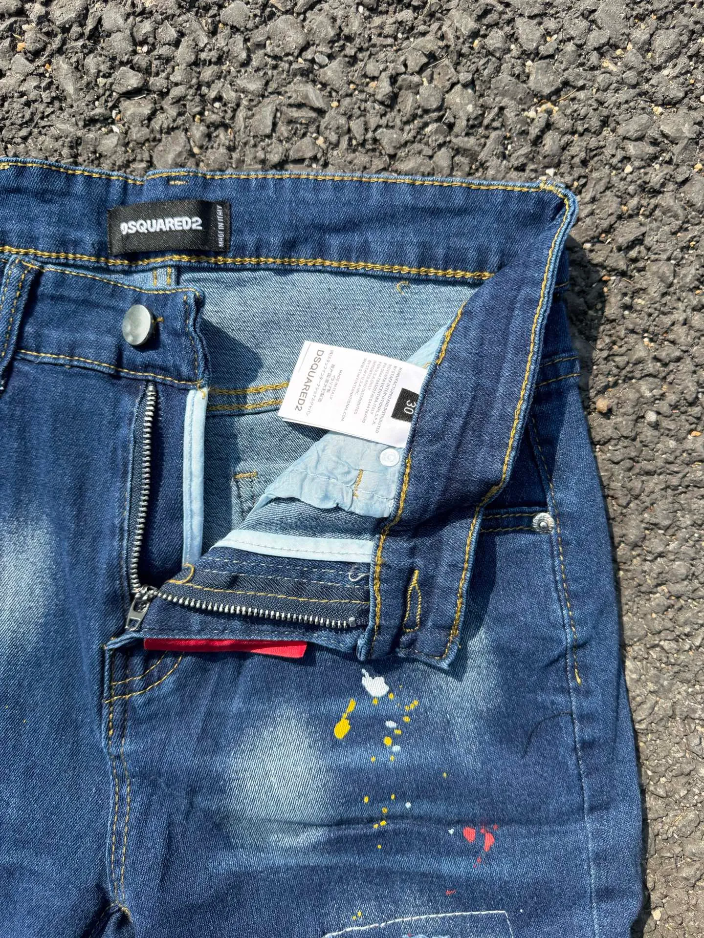 P186 D2 new embroidered men's ripped trendy jeans stretch personalized patches slim feet beggar pants top material super soft high cotton washed denim fabric each piece of washing cost up to three times the conventional process extremely delicate touch very good texture simple and atmospheric design of the whole body The back pocket of the pants adopts high-end direct injection technology extremely exquisite details perfect Color: picture color Size: 30-22-34-36 (corresponding to M-L-XL-XXL)
