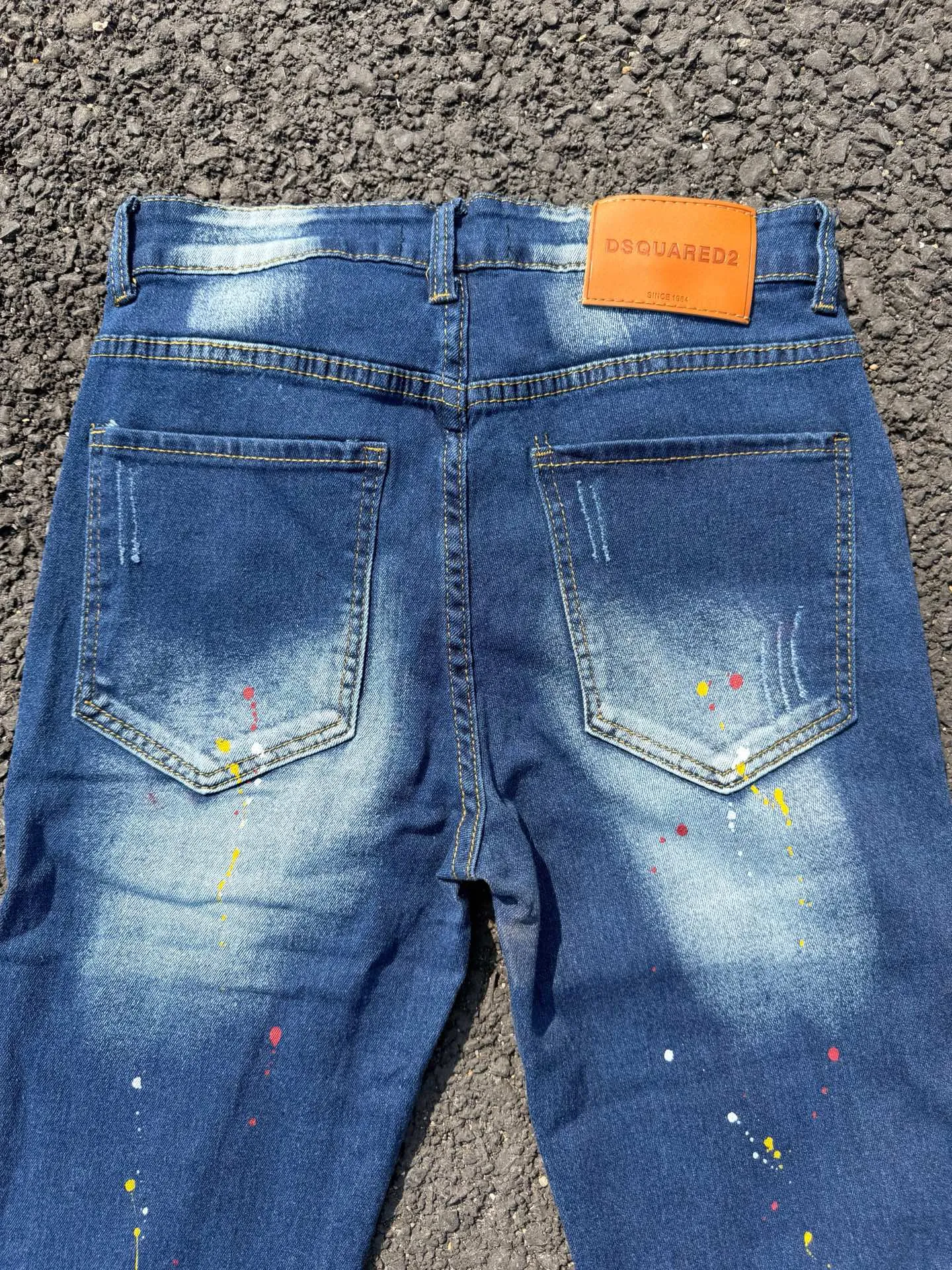 P186 D2 new embroidered men's ripped trendy jeans stretch personalized patches slim feet beggar pants top material super soft high cotton washed denim fabric each piece of washing cost up to three times the conventional process extremely delicate touch very good texture simple and atmospheric design of the whole body The back pocket of the pants adopts high-end direct injection technology extremely exquisite details perfect Color: picture color Size: 30-22-34-36 (corresponding to M-L-XL-XXL)