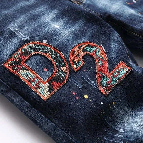 P186 D2 new embroidered men's ripped trendy jeans stretch personalized patches slim feet beggar pants top material super soft high cotton washed denim fabric each piece of washing cost up to three times the conventional process extremely delicate touch very good texture simple and atmospheric design of the whole body The back pocket of the pants adopts high-end direct injection technology extremely exquisite details perfect Color: picture color Size: 30-22-34-36 (corresponding to M-L-XL-XXL)
