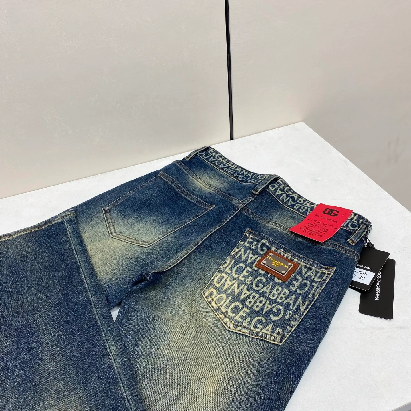 P240 2025 Autumn and Winter European Counter New Style, Super A Purchasing Level Overseas Trading Company Order Source, Top Original High-end Men's Customized Fashion Slim Small Straight Jeans 2801 Color: Heavy craftsmanship, fried sand and water, picture color Size: 29-40 Fabric: Denim washed jeans! Luxurious experience. Customer-supplied trade channel. The simple and charming classic trousers are made of customer-supplied denim. The texture is thick, comfortable and breathable. The cutting of high-quality craftsmanship is top-notch, and the overall design is very exquisite. The cuffing design on the inside and outside is perfect, and the use of poly-strand mechanical needle edge banding technology highlights the brand's luxurious inner charm. The brand logo is full and thick, and the chiseled buttons are thick and rigorous, bringing a new fashion taste to this ordinary trousers!  Excipients: Complete with three standards