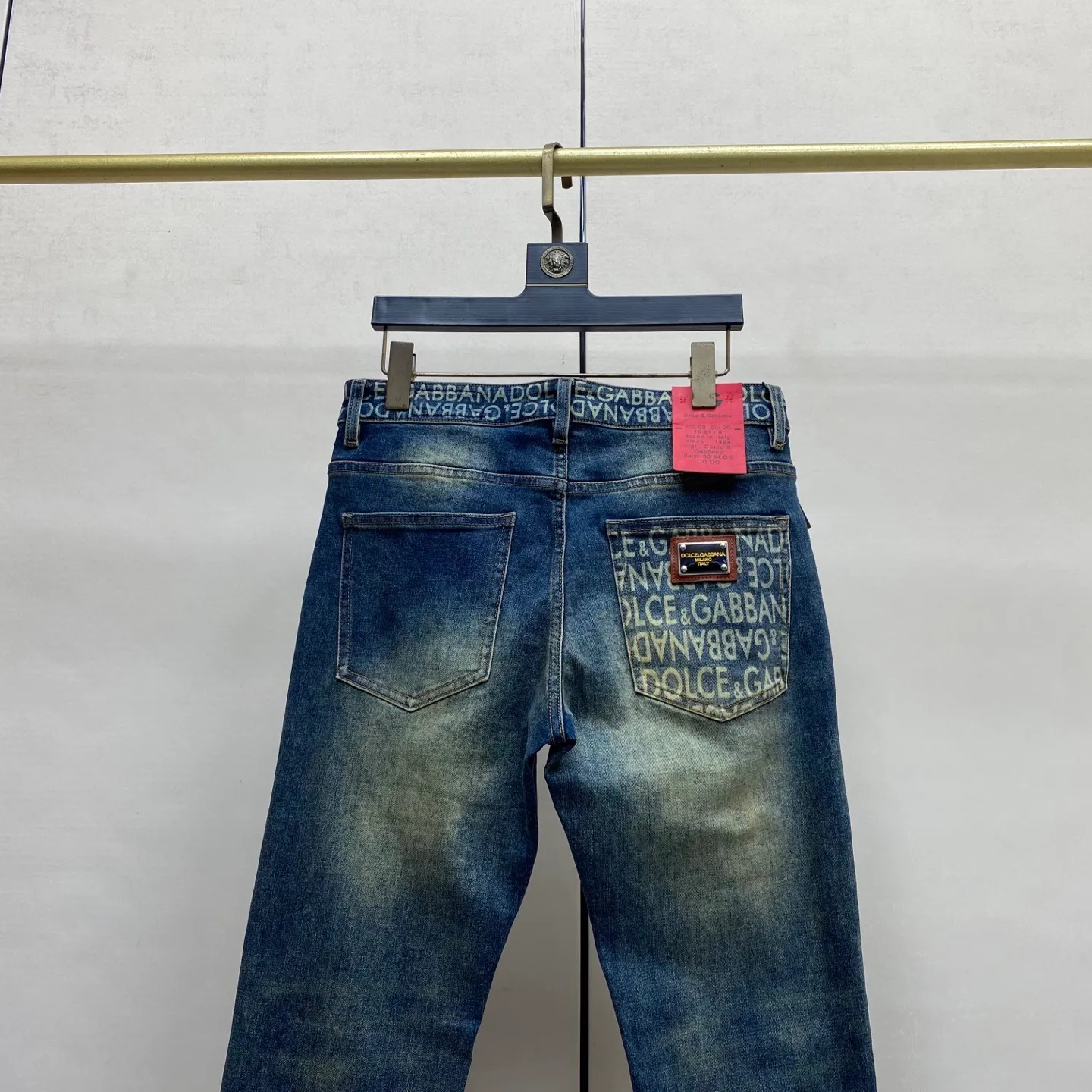 P240 2025 Autumn and Winter European Counter New Style, Super A Purchasing Level Overseas Trading Company Order Source, Top Original High-end Men's Customized Fashion Slim Small Straight Jeans 2801 Color: Heavy craftsmanship, fried sand and water, picture color Size: 29-40 Fabric: Denim washed jeans! Luxurious experience. Customer-supplied trade channel. The simple and charming classic trousers are made of customer-supplied denim. The texture is thick, comfortable and breathable. The cutting of high-quality craftsmanship is top-notch, and the overall design is very exquisite. The cuffing design on the inside and outside is perfect, and the use of poly-strand mechanical needle edge banding technology highlights the brand's luxurious inner charm. The brand logo is full and thick, and the chiseled buttons are thick and rigorous, bringing a new fashion taste to this ordinary trousers!  Excipients: Complete with three standards