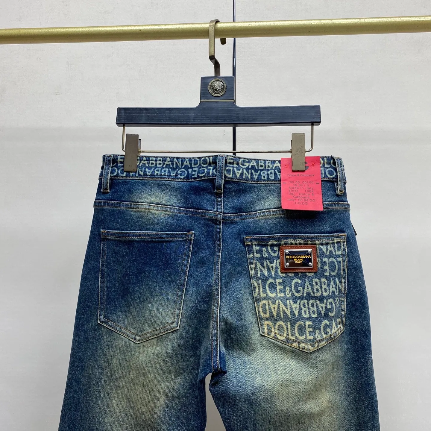 P240 2025 Autumn and Winter European Counter New Style, Super A Purchasing Level Overseas Trading Company Order Source, Top Original High-end Men's Customized Fashion Slim Small Straight Jeans 2801 Color: Heavy craftsmanship, fried sand and water, picture color Size: 29-40 Fabric: Denim washed jeans! Luxurious experience. Customer-supplied trade channel. The simple and charming classic trousers are made of customer-supplied denim. The texture is thick, comfortable and breathable. The cutting of high-quality craftsmanship is top-notch, and the overall design is very exquisite. The cuffing design on the inside and outside is perfect, and the use of poly-strand mechanical needle edge banding technology highlights the brand's luxurious inner charm. The brand logo is full and thick, and the chiseled buttons are thick and rigorous, bringing a new fashion taste to this ordinary trousers!  Excipients: Complete with three standards