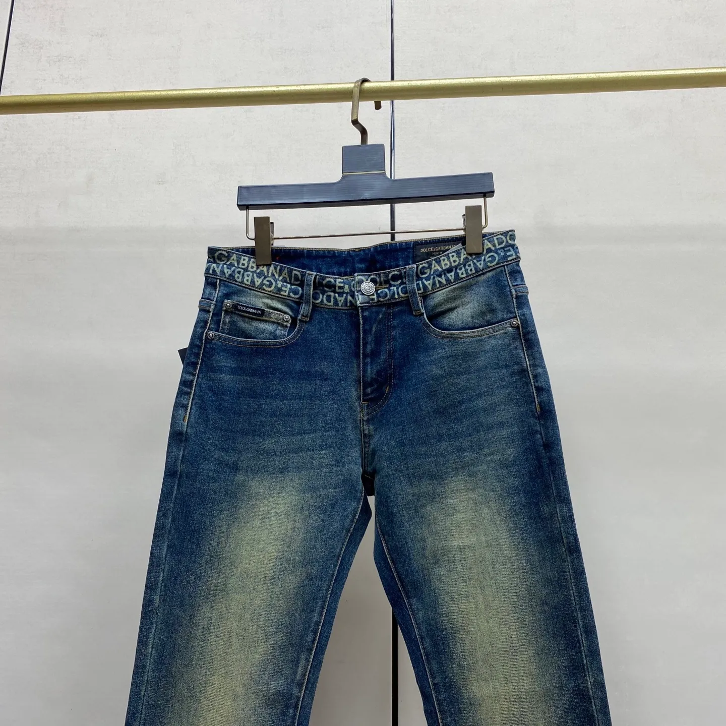 P240 2025 Autumn and Winter European Counter New Style, Super A Purchasing Level Overseas Trading Company Order Source, Top Original High-end Men's Customized Fashion Slim Small Straight Jeans 2801 Color: Heavy craftsmanship, fried sand and water, picture color Size: 29-40 Fabric: Denim washed jeans! Luxurious experience. Customer-supplied trade channel. The simple and charming classic trousers are made of customer-supplied denim. The texture is thick, comfortable and breathable. The cutting of high-quality craftsmanship is top-notch, and the overall design is very exquisite. The cuffing design on the inside and outside is perfect, and the use of poly-strand mechanical needle edge banding technology highlights the brand's luxurious inner charm. The brand logo is full and thick, and the chiseled buttons are thick and rigorous, bringing a new fashion taste to this ordinary trousers!  Excipients: Complete with three standards
