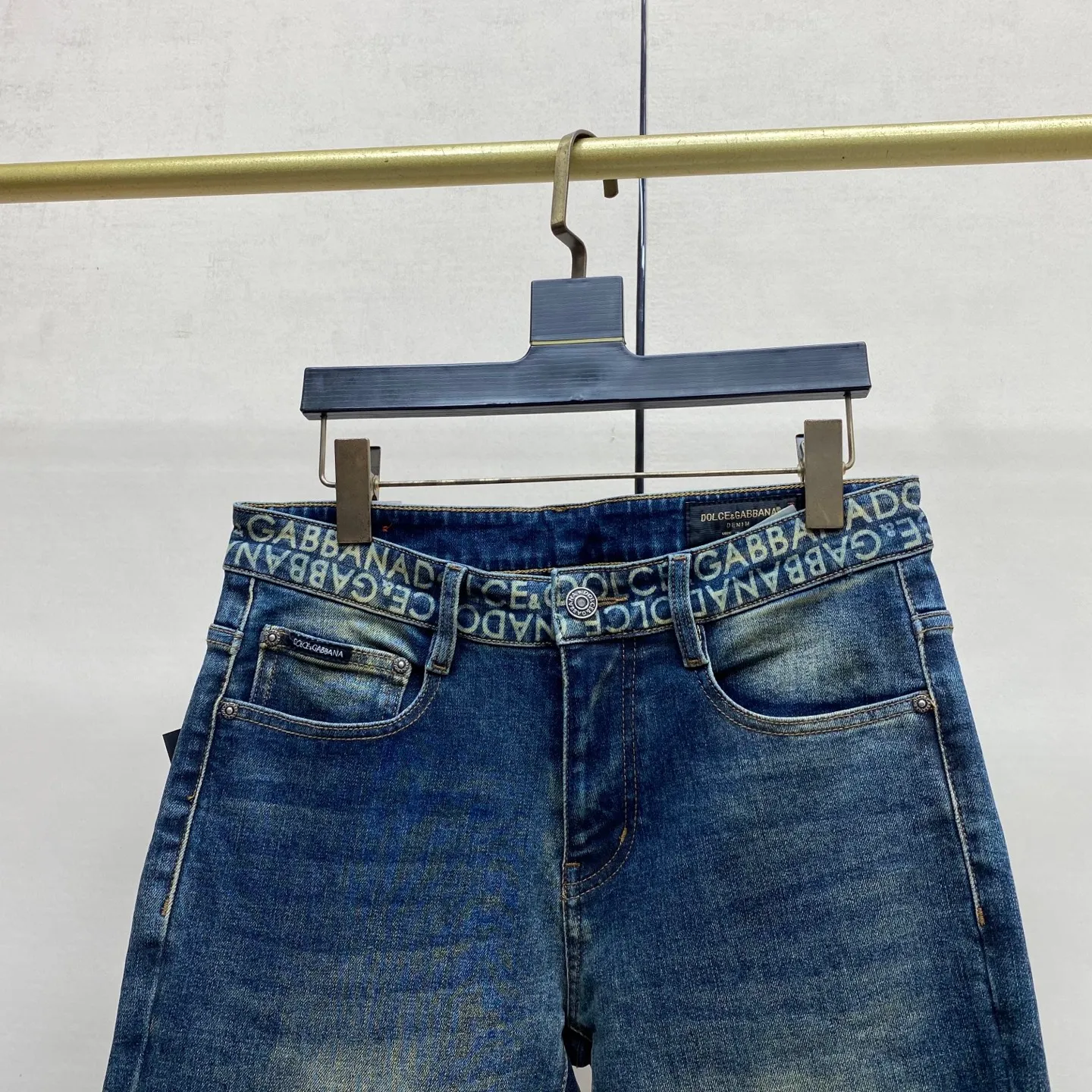 P240 2025 Autumn and Winter European Counter New Style, Super A Purchasing Level Overseas Trading Company Order Source, Top Original High-end Men's Customized Fashion Slim Small Straight Jeans 2801 Color: Heavy craftsmanship, fried sand and water, picture color Size: 29-40 Fabric: Denim washed jeans! Luxurious experience. Customer-supplied trade channel. The simple and charming classic trousers are made of customer-supplied denim. The texture is thick, comfortable and breathable. The cutting of high-quality craftsmanship is top-notch, and the overall design is very exquisite. The cuffing design on the inside and outside is perfect, and the use of poly-strand mechanical needle edge banding technology highlights the brand's luxurious inner charm. The brand logo is full and thick, and the chiseled buttons are thick and rigorous, bringing a new fashion taste to this ordinary trousers!  Excipients: Complete with three standards