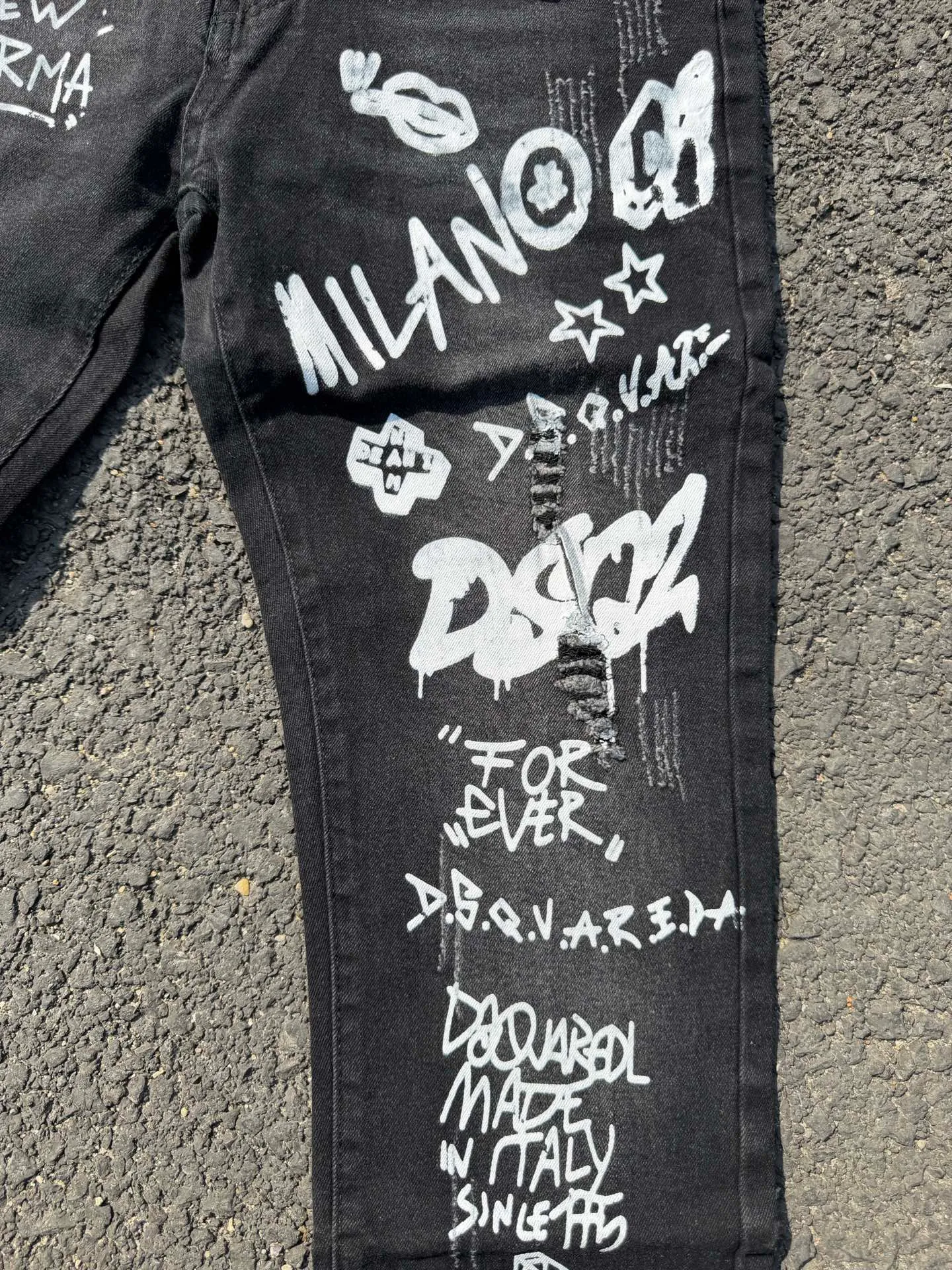 P186 💰 D2 new embroidered men's ripped trendy jeans, elastic personalized patches, slim fit, beggar's pants with small feet, top-quality materials, super soft high cotton washed denim fabric, each piece of washed denim fabric costs up to three times more than the conventional process. The touch is extremely delicate and the texture is very good. The whole body is simple and elegant. The back pocket of the trousers uses high-end direct injection technology. It is extremely exquisite. Full marks for details. Color: Picture color Size: 30-22-34-36 (corresponding to M-L-XL-XXL)