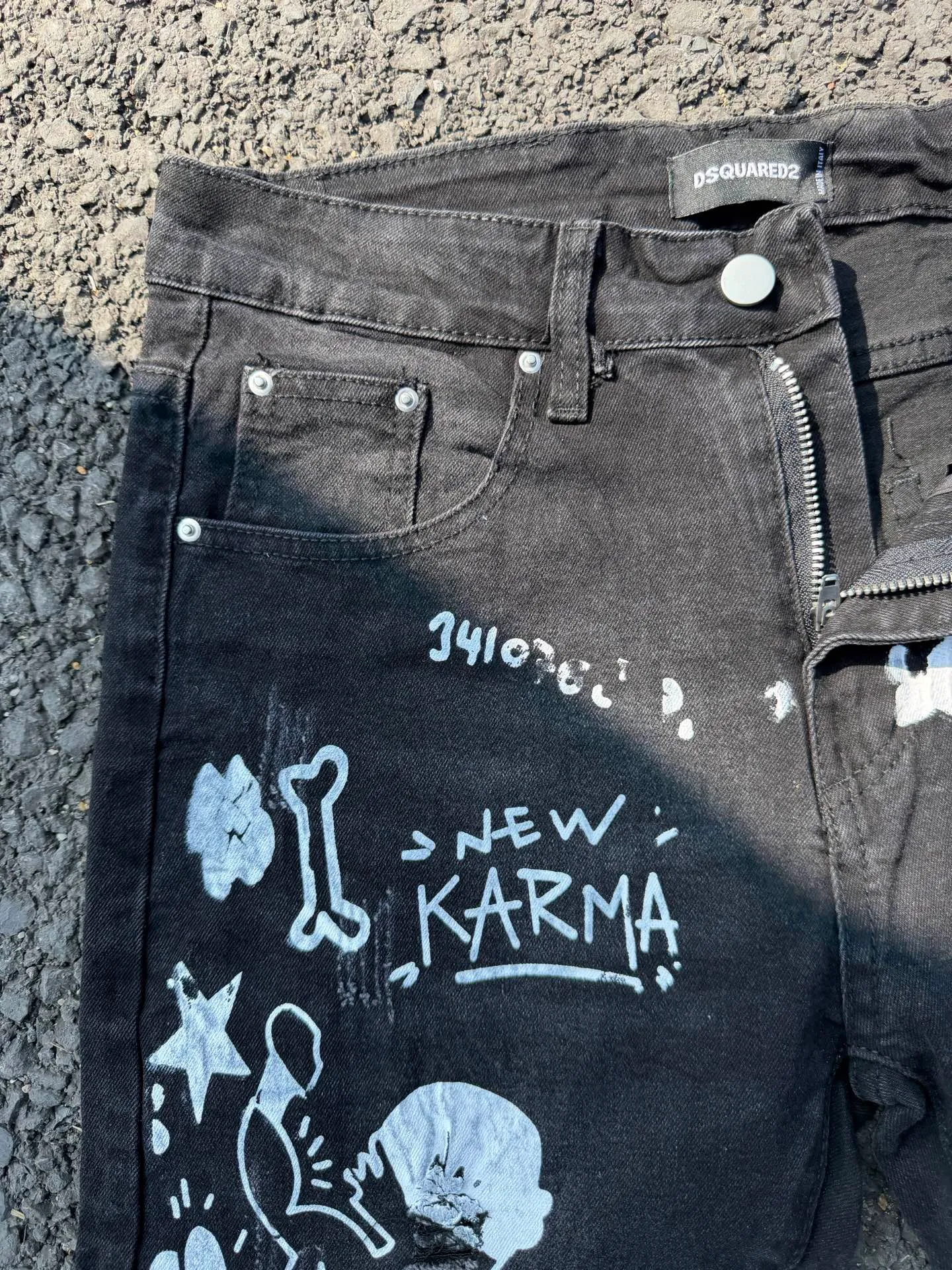 P186 💰 D2 new embroidered men's ripped trendy jeans, elastic personalized patches, slim fit, beggar's pants with small feet, top-quality materials, super soft high cotton washed denim fabric, each piece of washed denim fabric costs up to three times more than the conventional process. The touch is extremely delicate and the texture is very good. The whole body is simple and elegant. The back pocket of the trousers uses high-end direct injection technology. It is extremely exquisite. Full marks for details. Color: Picture color Size: 30-22-34-36 (corresponding to M-L-XL-XXL)