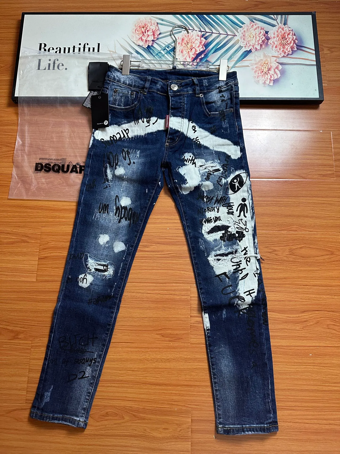 P310 💰 (Real photos of the top version) Top version DSQ2 & DSQUARED2 3-person 25ss hand-painted graffiti frayed jeans - perfect upper body, self-observation of details, very comfortable to wear, low-key yet luxurious, very classy to wear, the trousers style and cut are truly top-notch jeans, the quality is outstanding, the trousers are very soft after heavy washing, the straight-leg version is not picky, and many Internet celebrity stars have the same style The upper body is absolutely stylish ~ Color: blue Size: s-xl