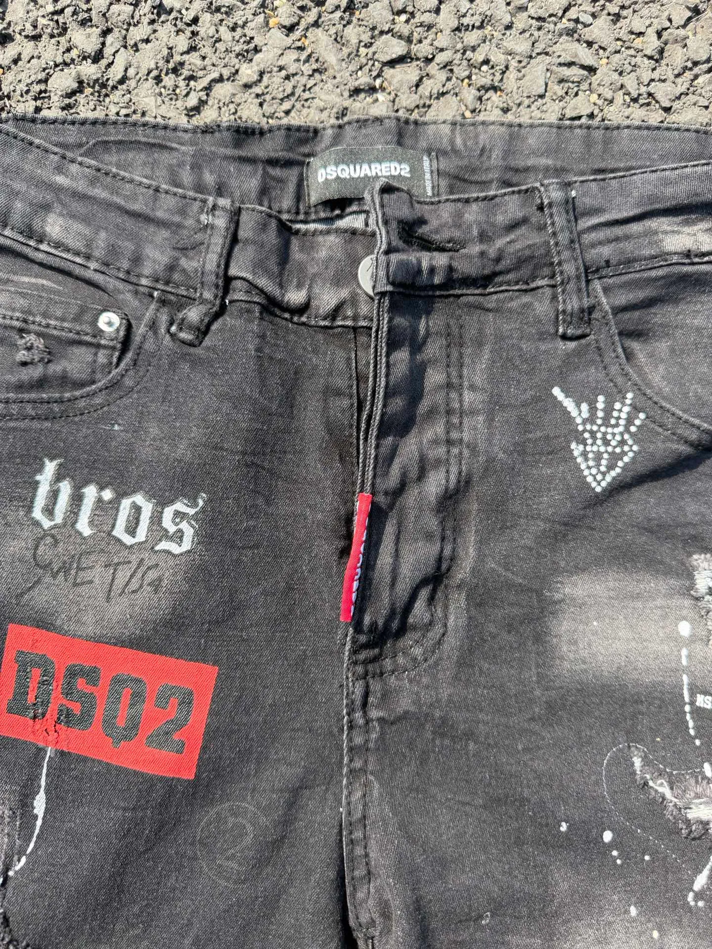 P186 💰 D2 new embroidered men's ripped trendy jeans, elastic personalized patches, slim fit, beggar's pants with small feet, top-quality materials, super soft high cotton washed denim fabric, each piece of washed denim fabric costs up to three times more than the conventional process. The touch is extremely delicate and the texture is very good. The whole body is simple and elegant. The back pocket of the trousers uses high-end direct injection technology. It is extremely exquisite. Full marks for details. Color: Picture color Size: 30-22-34-36 (corresponding to M-L-XL-XXL)