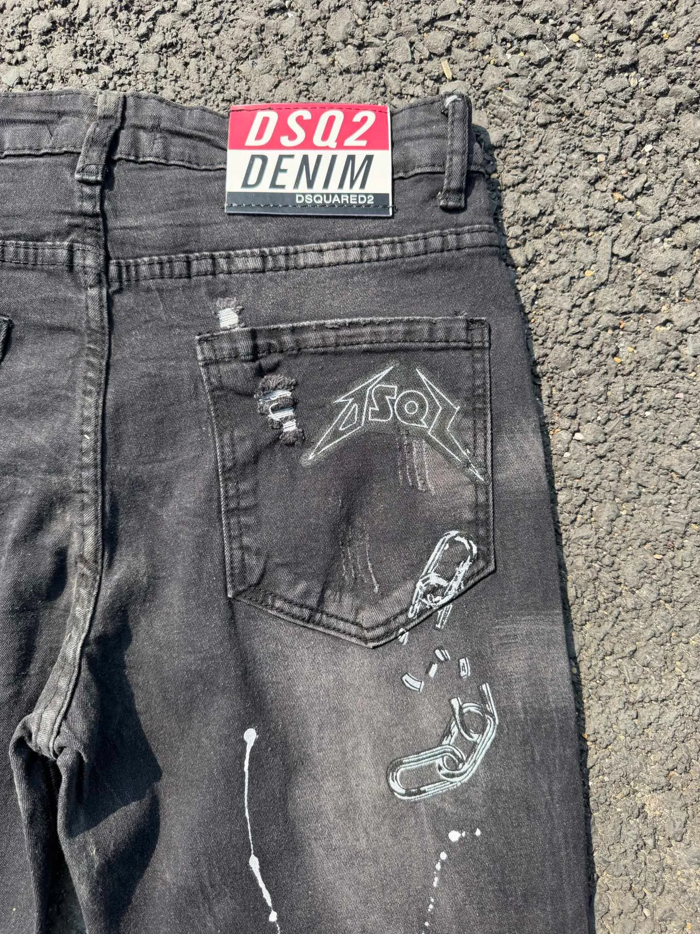 P186 💰 D2 new embroidered men's ripped trendy jeans, elastic personalized patches, slim fit, beggar's pants with small feet, top-quality materials, super soft high cotton washed denim fabric, each piece of washed denim fabric costs up to three times more than the conventional process. The touch is extremely delicate and the texture is very good. The whole body is simple and elegant. The back pocket of the trousers uses high-end direct injection technology. It is extremely exquisite. Full marks for details. Color: Picture color Size: 30-22-34-36 (corresponding to M-L-XL-XXL)