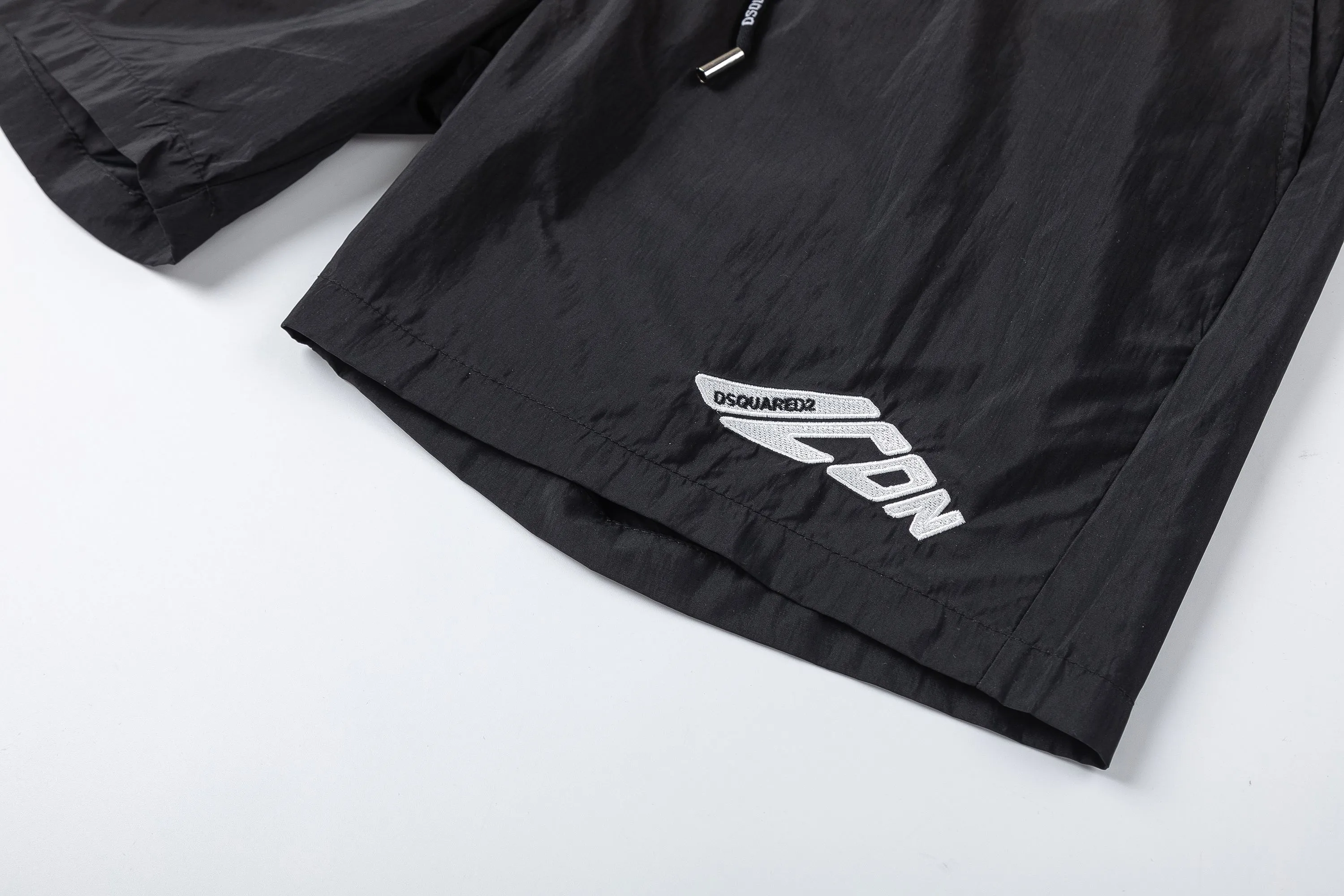 🅿️210 DSQUARED2 2025 spring and summer logo embroidery. New fashionable beach shorts, with lining and mesh shorts! The official website is synchronized with the original 1-1 replica, the original hardware is selected from high-quality polyester fiber fabrics, with a delicate feel, a must-have item for summer, and the upper body effect is super handsome! Color: Black Size: S M L XL XXL