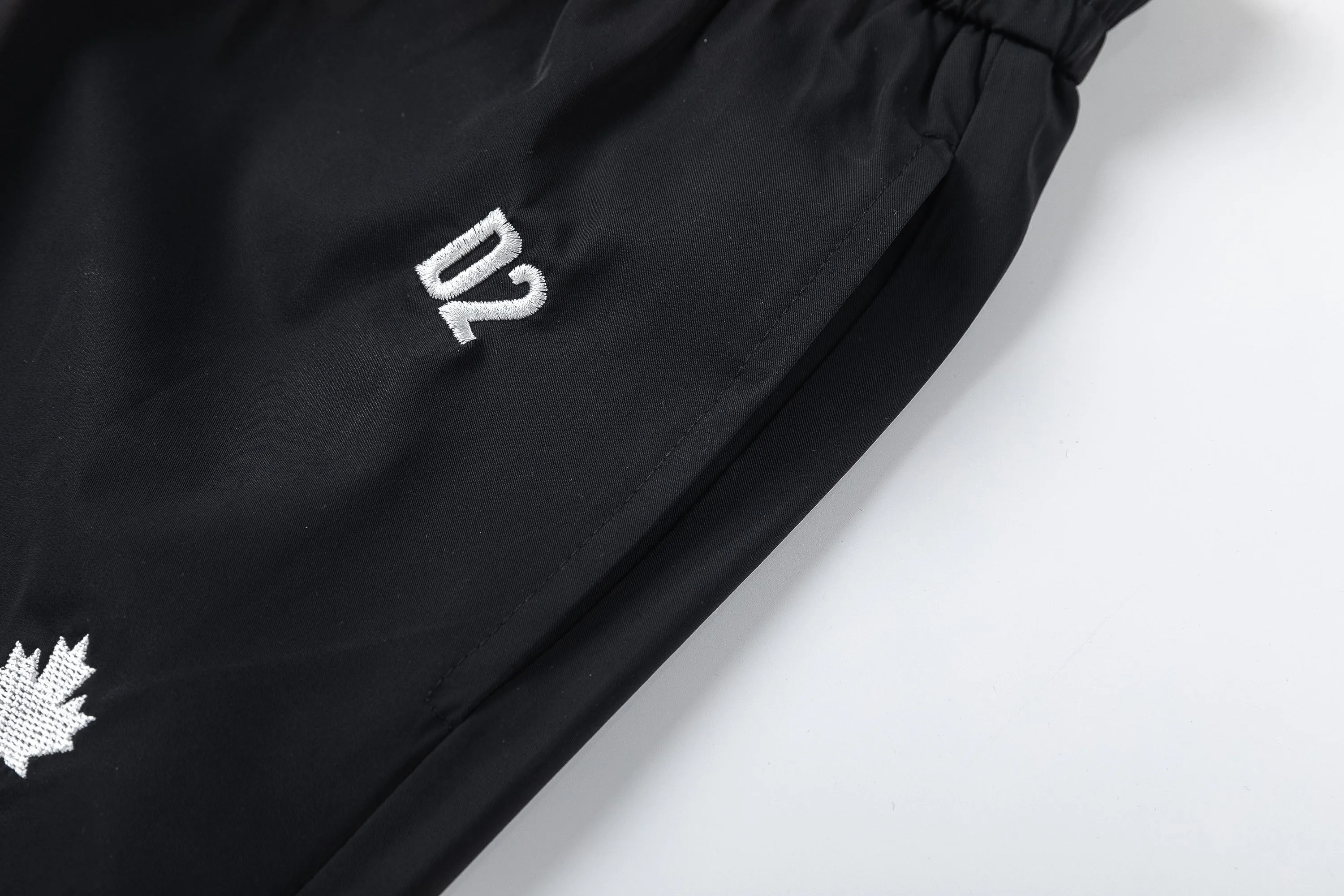 🅿️210 DSQUARED2 2025 spring and summer logo embroidery. New fashionable beach shorts, with lining and mesh shorts! The official website is synchronized with the original 1-1 replica, the original hardware is selected from high-quality polyester fiber fabrics, with a delicate feel, a must-have item for summer, and the upper body effect is super handsome! Color: Black Size: S M L XL XXL