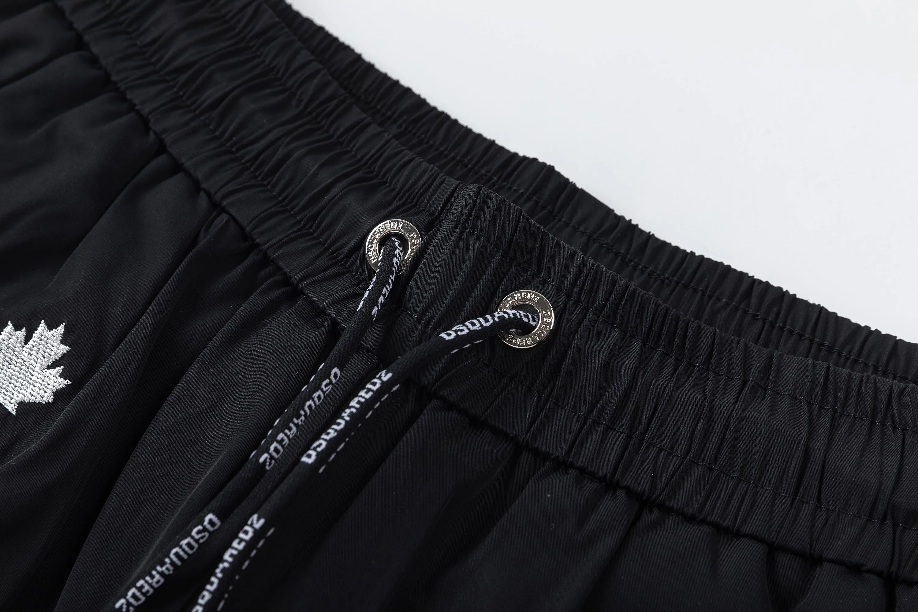 🅿️210 DSQUARED2 2025 spring and summer logo embroidery. New fashionable beach shorts, with lining and mesh shorts! The official website is synchronized with the original 1-1 replica, the original hardware is selected from high-quality polyester fiber fabrics, with a delicate feel, a must-have item for summer, and the upper body effect is super handsome! Color: Black Size: S M L XL XXL