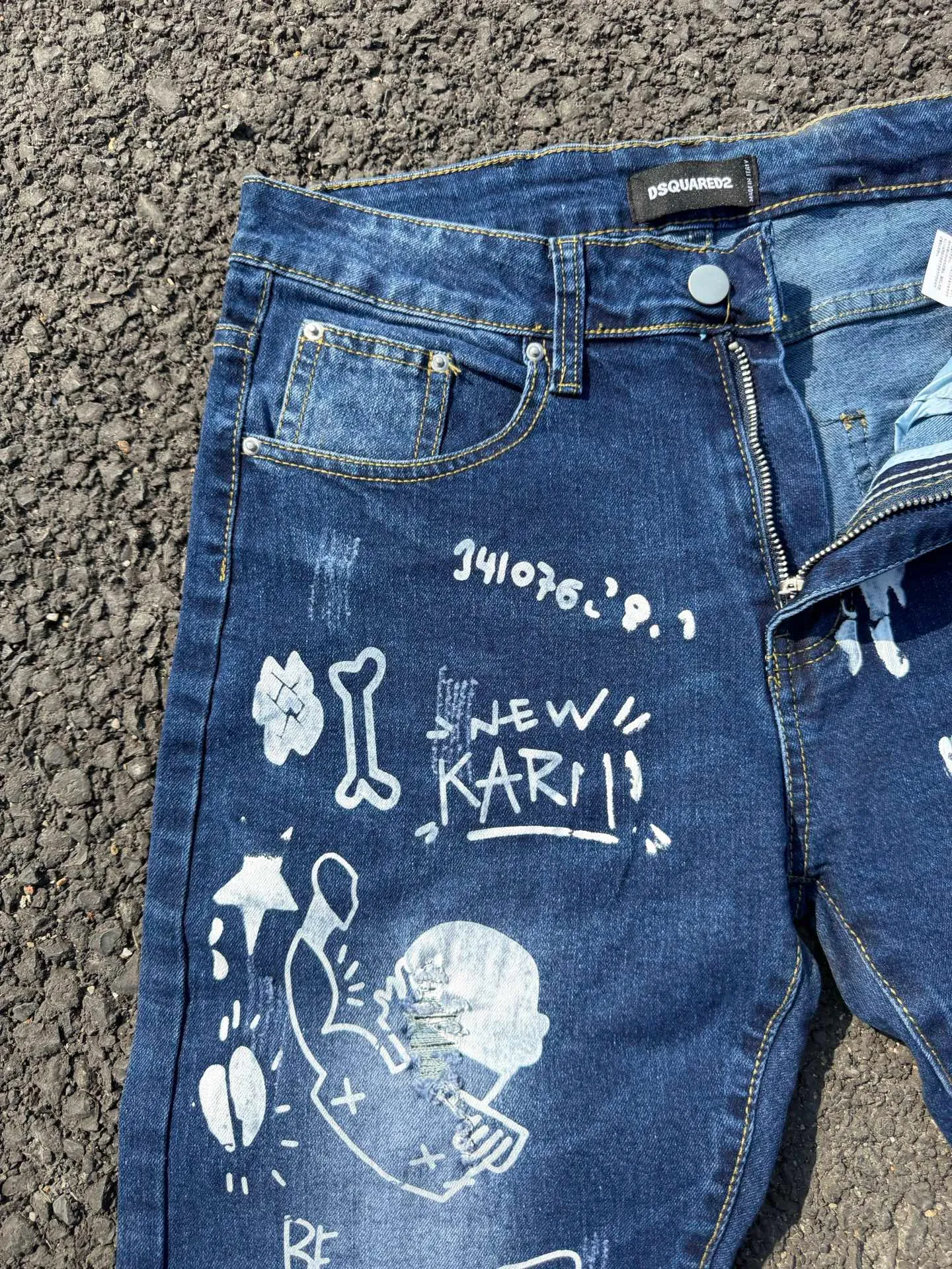 P186 💰 D2 new embroidered men's ripped trendy jeans, elastic personalized patches, slim fit, beggar's pants with small feet, top-quality materials, super soft high cotton washed denim fabric, each piece of washed denim fabric costs up to three times more than the conventional process. The touch is extremely delicate and the texture is very good. The whole body is simple and elegant. The back pocket of the trousers uses high-end direct injection technology. It is extremely exquisite. Full marks for details. Color: Picture color Size: 30-22-34-36 (corresponding to M-L-XL-XXL)