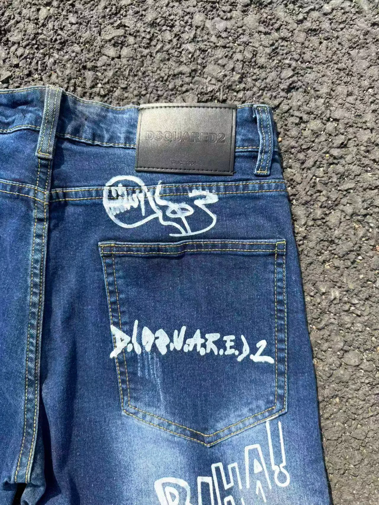 P186 💰 D2 new embroidered men's ripped trendy jeans, elastic personalized patches, slim fit, beggar's pants with small feet, top-quality materials, super soft high cotton washed denim fabric, each piece of washed denim fabric costs up to three times more than the conventional process. The touch is extremely delicate and the texture is very good. The whole body is simple and elegant. The back pocket of the trousers uses high-end direct injection technology. It is extremely exquisite. Full marks for details. Color: Picture color Size: 30-22-34-36 (corresponding to M-L-XL-XXL)