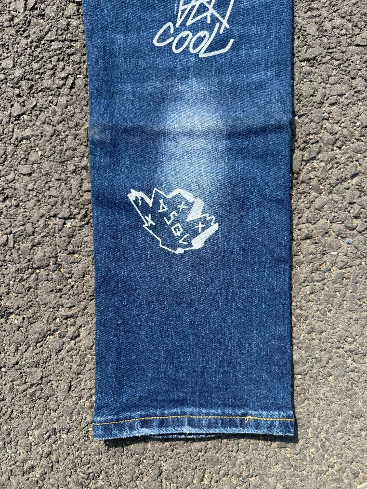 P186 💰 D2 new embroidered men's ripped trendy jeans, elastic personalized patches, slim fit, beggar's pants with small feet, top-quality materials, super soft high cotton washed denim fabric, each piece of washed denim fabric costs up to three times more than the conventional process. The touch is extremely delicate and the texture is very good. The whole body is simple and elegant. The back pocket of the trousers uses high-end direct injection technology. It is extremely exquisite. Full marks for details. Color: Picture color Size: 30-22-34-36 (corresponding to M-L-XL-XXL)