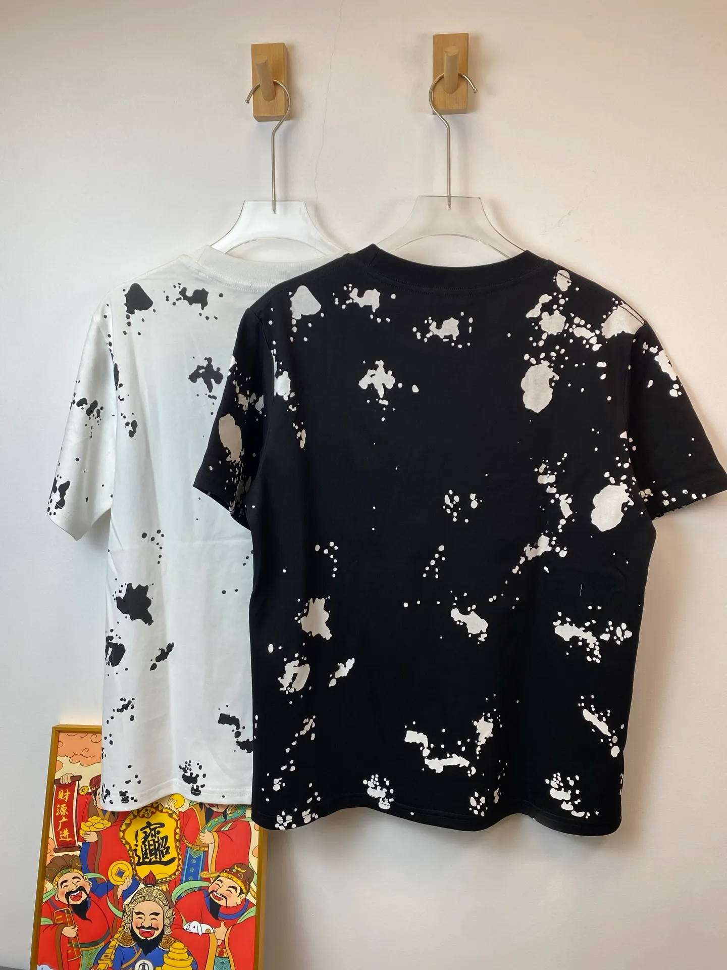 P150 model number: xv27 D2 letter full print round neck short sleeves. The fabric is made of 32-count double yarn 260g high-weight pure cotton fabric. Custom-woven and dyed in the same cylinder as the original thread of the same color. Imported machine printing technology. High version of the inner binding strip. Perfect details. Loose version. Conscientious production. High temperature resistance. Will not fall off. Machine washable. Large factory flow workmanship. The double-needle strips are neatly routed. Popular online style. Very popular. Color: White Black size:S M L XL