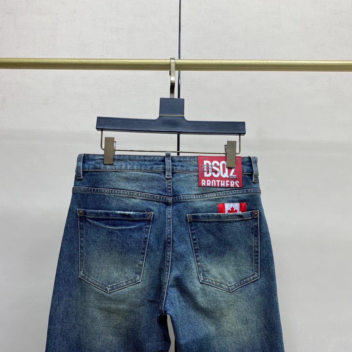 P230 2025 Autumn and Winter European Counter New Style, Super A Purchasing Level Overseas Trading Company Order Source, Top Original High-end Men's Custom Fashion Slim Small Straight Jeans 2818 Color: Heavy craftsmanship, fried sand and water, picture color Size: 29-40 Fabric: Denim washed jeans! Luxurious experience. Customer-supplied trade channel. The simple and charming classic trousers are made of customer-supplied denim. The texture is thick, comfortable and breathable. The cutting of high-quality craftsmanship is top-notch, and the overall design is very exquisite. The cuffing design on the inside and outside is perfect, and the use of poly-strand mechanical needle edge banding technology highlights the brand's luxurious inner charm. The brand logo is full and thick, and the chiseled buttons are thick and rigorous, bringing a new fashion taste to this ordinary trousers!  Excipients: Complete with three standards