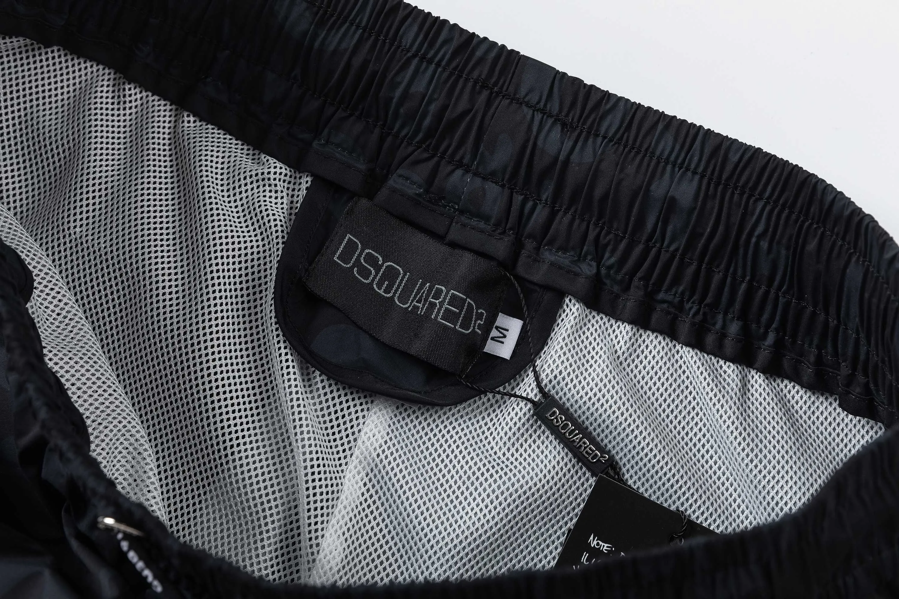 🅿️210 DSQUARED2 2025 spring and summer logo embroidery. New fashionable beach shorts, with lining and mesh shorts! The official website is synchronized with the original 1-1 replica, the original hardware is selected from high-quality polyester fiber fabrics, with a delicate feel, a must-have item for summer, and the upper body effect is super handsome! Color: Black Size: S M L XL XXL