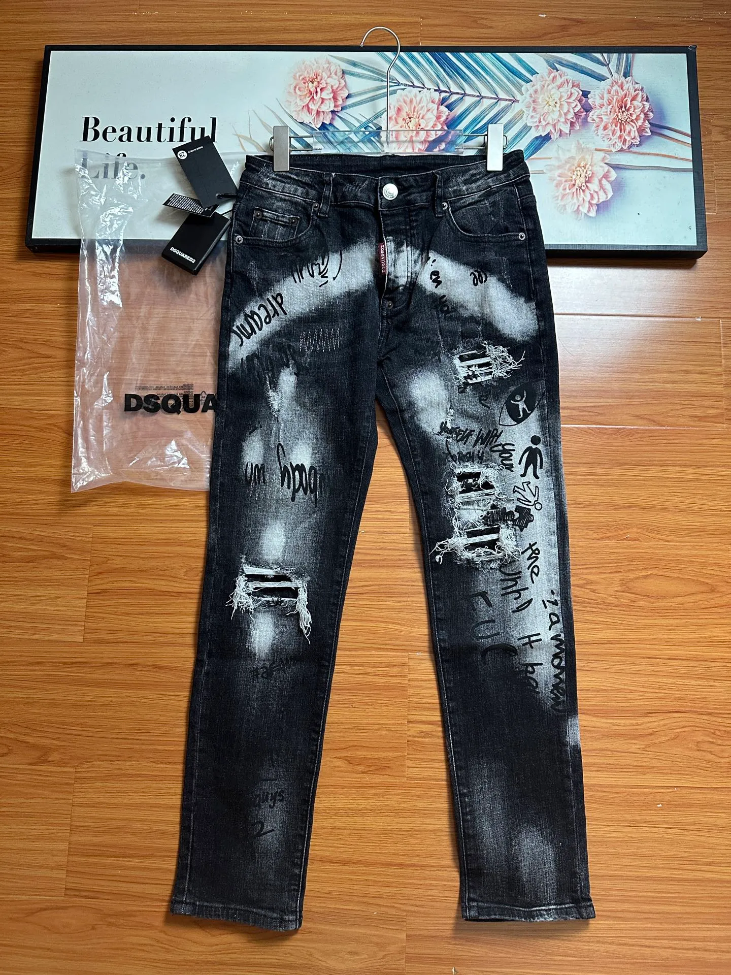 P330 💰 (Real photos of the top version) Top version DSQ2 & DSQUARED2 3 Little Men 25ss hand-painted graffiti frayed 3 Little Men jeans - perfect upper body, self-observation of details, very comfortable to wear, low-key yet luxurious, very classy to wear, the trousers style and cut are truly top-notch jeans, the quality is outstanding, the trousers are very soft after heavy washing, the straight-leg version is not picky, and many Internet celebrity stars have the same style The upper body is absolutely stylish ~ different from the lower versions on the market. Feel free to compare Color: black Size: s-xl
