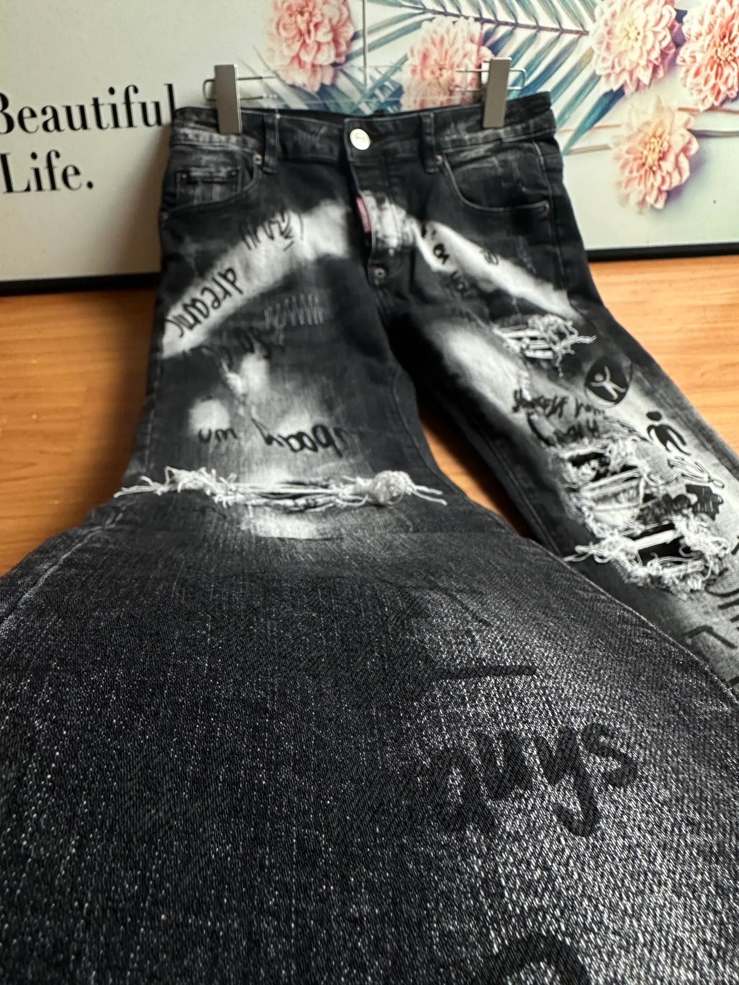 P330 💰 (Real photos of the top version) Top version DSQ2 & DSQUARED2 3 Little Men 25ss hand-painted graffiti frayed 3 Little Men jeans - perfect upper body, self-observation of details, very comfortable to wear, low-key yet luxurious, very classy to wear, the trousers style and cut are truly top-notch jeans, the quality is outstanding, the trousers are very soft after heavy washing, the straight-leg version is not picky, and many Internet celebrity stars have the same style The upper body is absolutely stylish ~ different from the lower versions on the market. Feel free to compare Color: black Size: s-xl